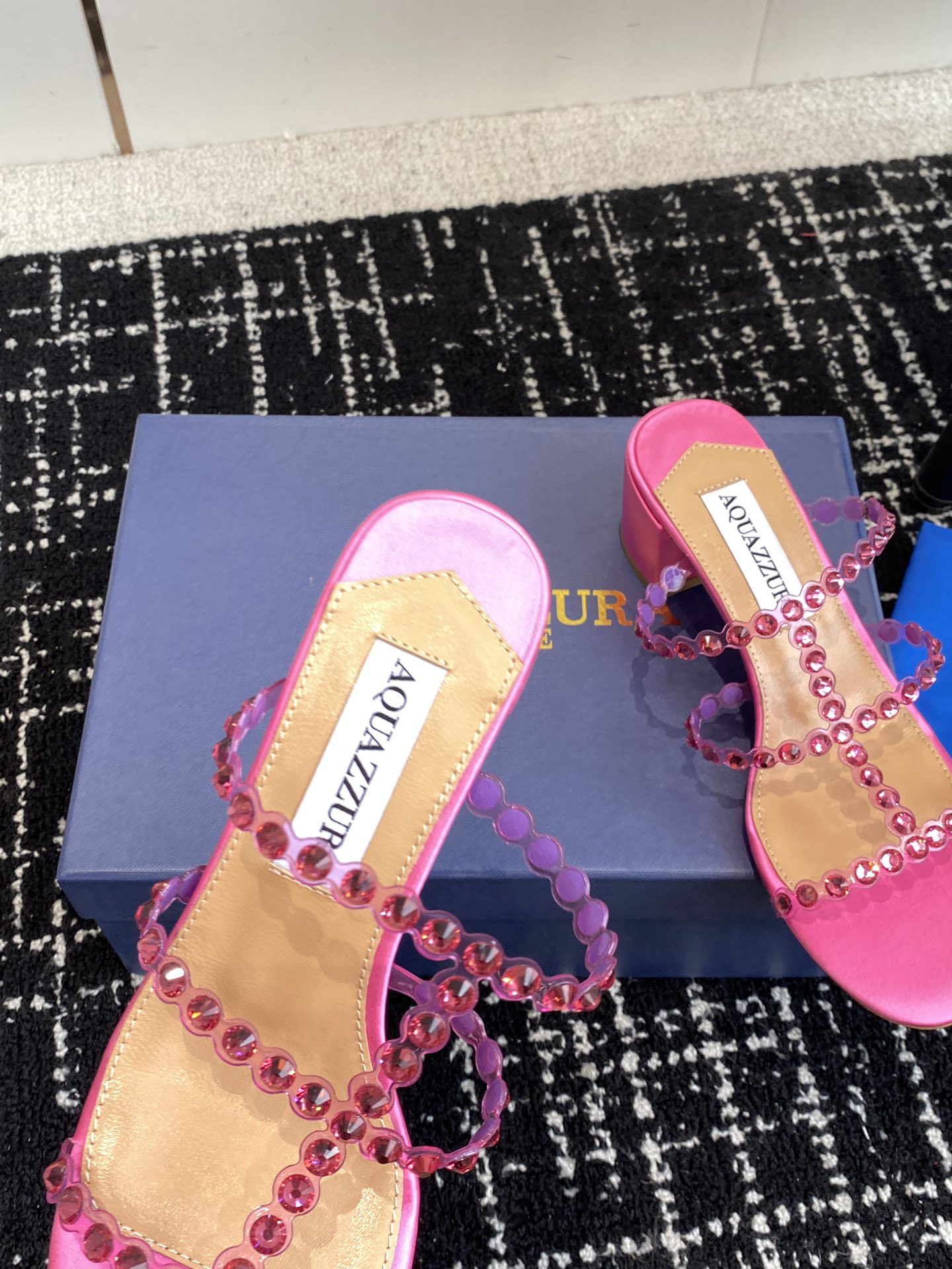 Aquazzura24ss惊艳火爆款菠萝王室贵族的钟爱雍容华贵气质高雅到手如图柜级品质进口真丝璀璨别致水