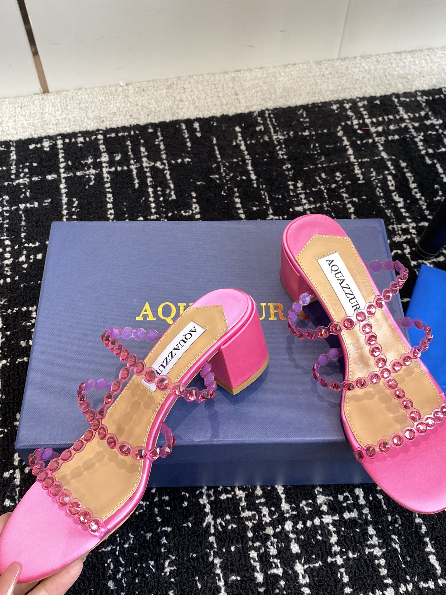 Aquazzura24ss惊艳火爆款菠萝王室贵族的钟爱雍容华贵气质高雅到手如图柜级品质进口真丝璀璨别致水