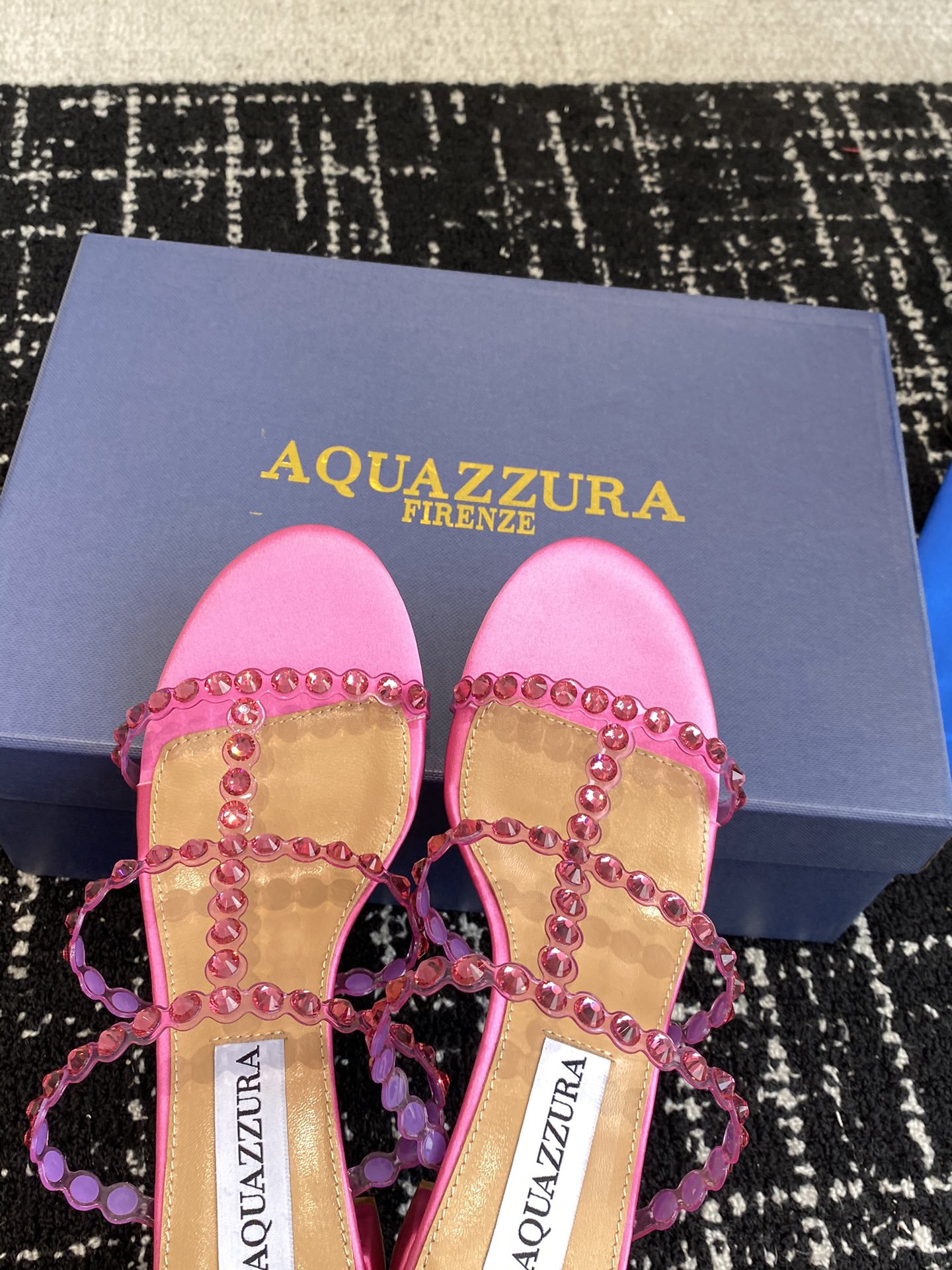 Aquazzura24ss惊艳火爆款菠萝王室贵族的钟爱雍容华贵气质高雅到手如图柜级品质进口真丝璀璨别致水