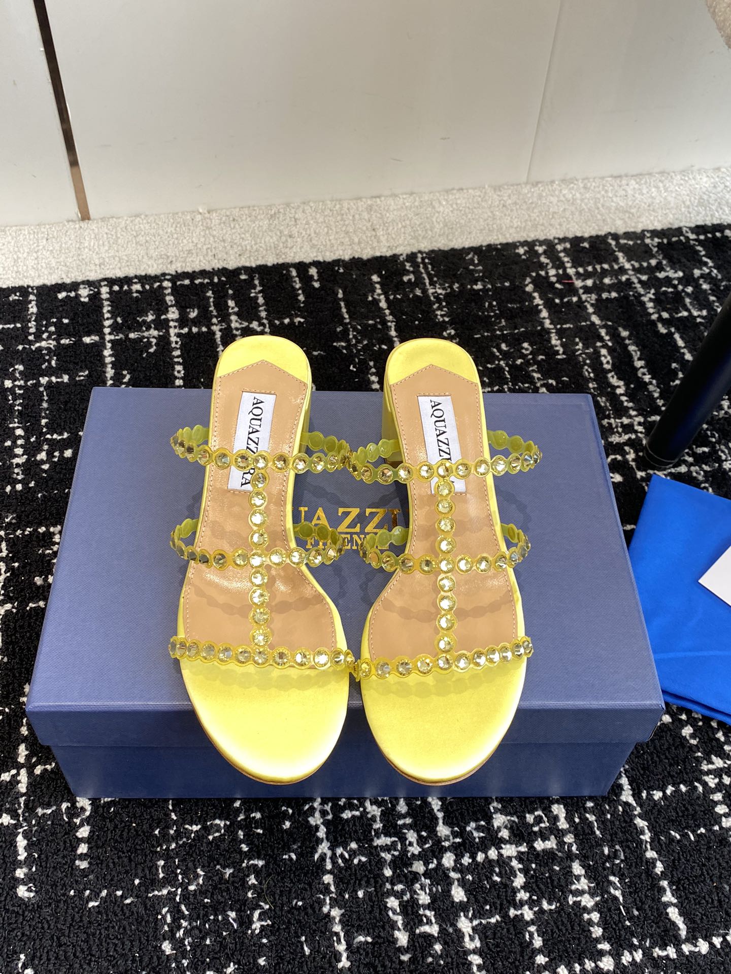 Aquazzura24ss惊艳火爆款菠萝王室贵族的钟爱雍容华贵气质高雅到手如图柜级品质进口真丝璀璨别致水