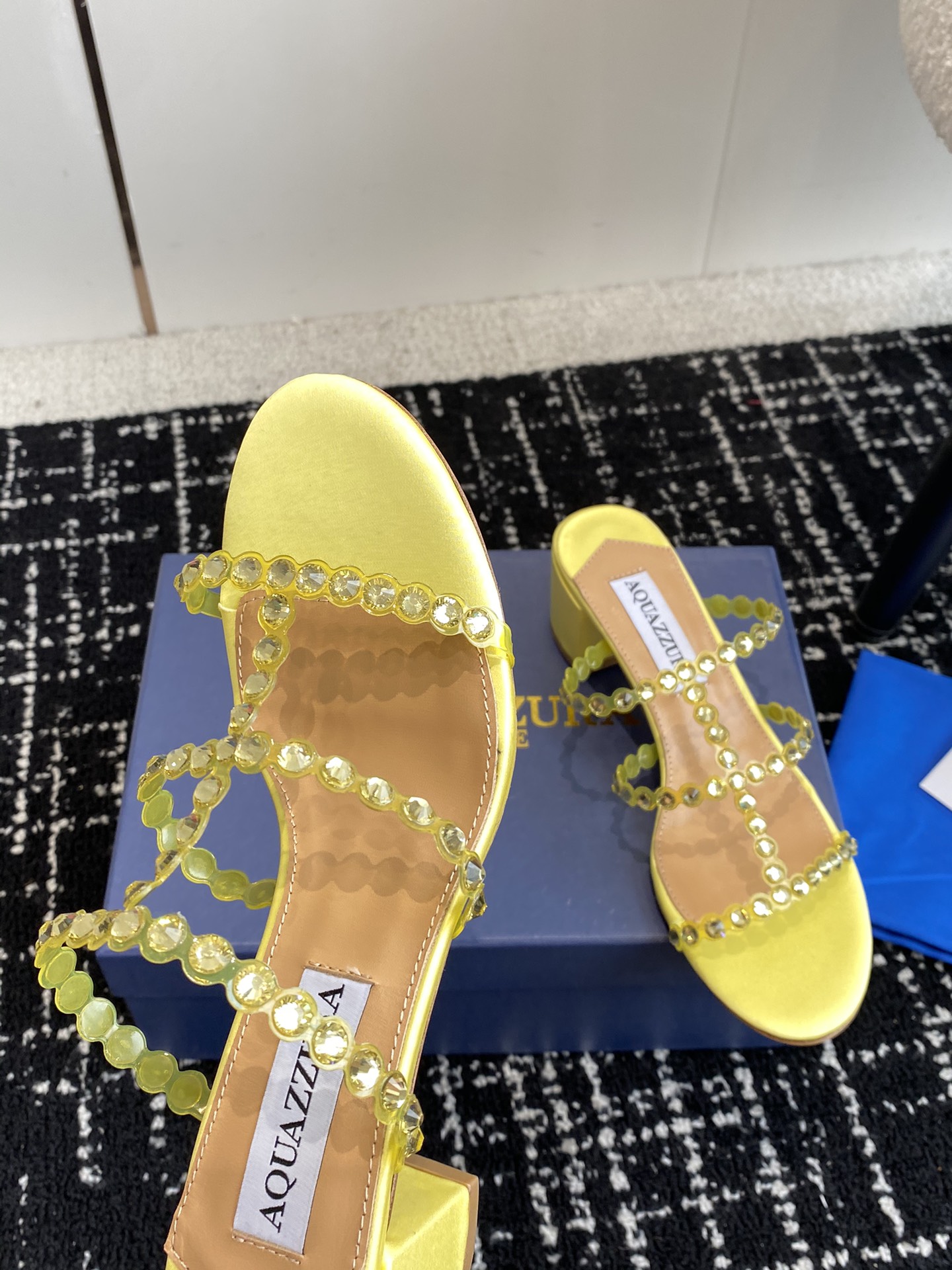 Aquazzura24ss惊艳火爆款菠萝王室贵族的钟爱雍容华贵气质高雅到手如图柜级品质进口真丝璀璨别致水