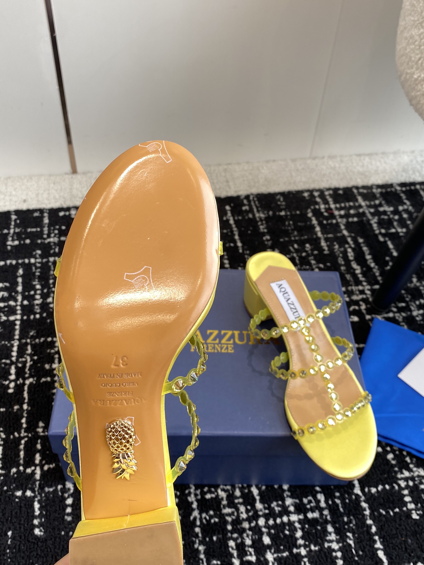 Aquazzura24ss惊艳火爆款菠萝王室贵族的钟爱雍容华贵气质高雅到手如图柜级品质进口真丝璀璨别致水