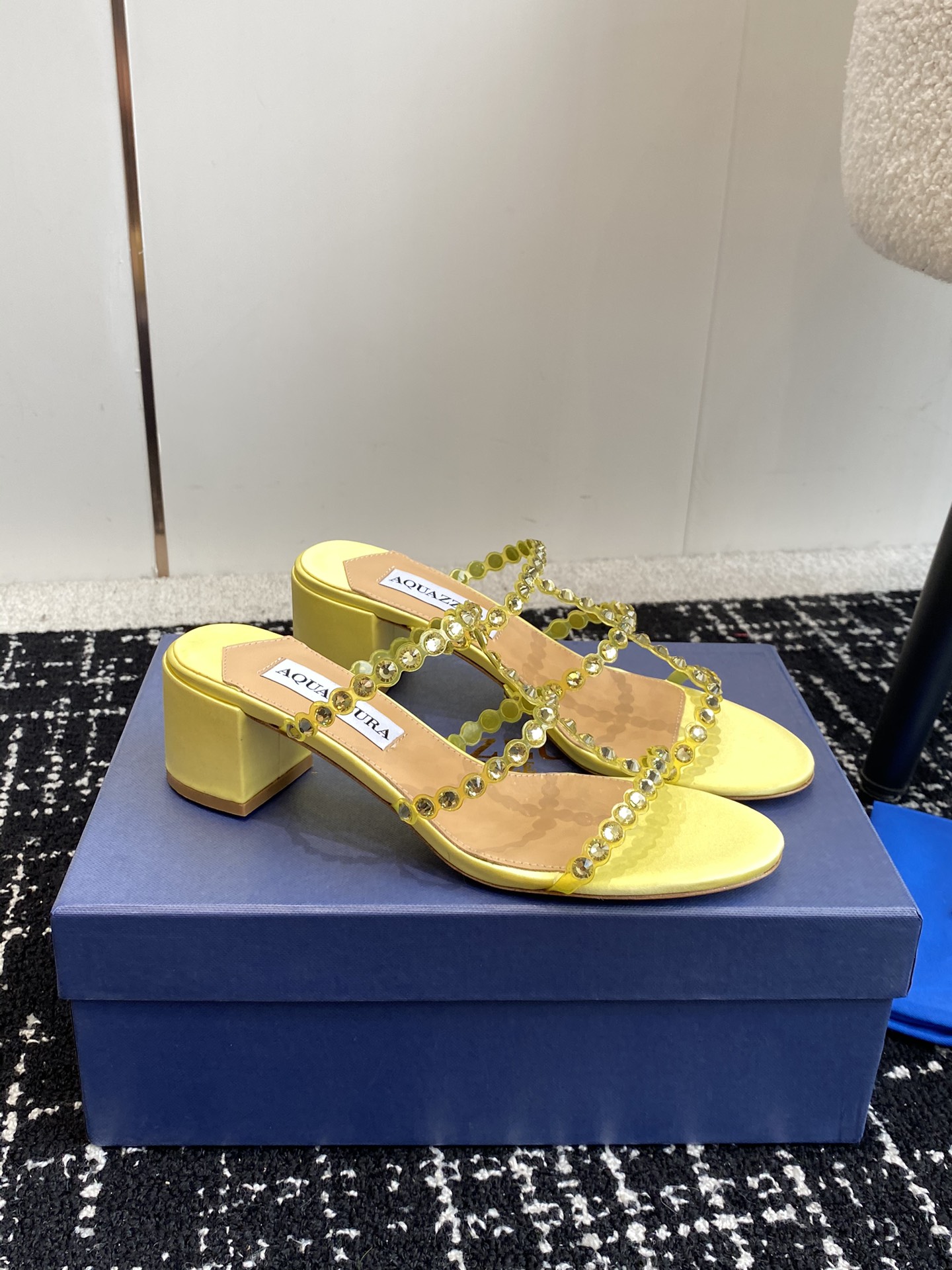 Aquazzura24ss惊艳火爆款菠萝王室贵族的钟爱雍容华贵气质高雅到手如图柜级品质进口真丝璀璨别致水