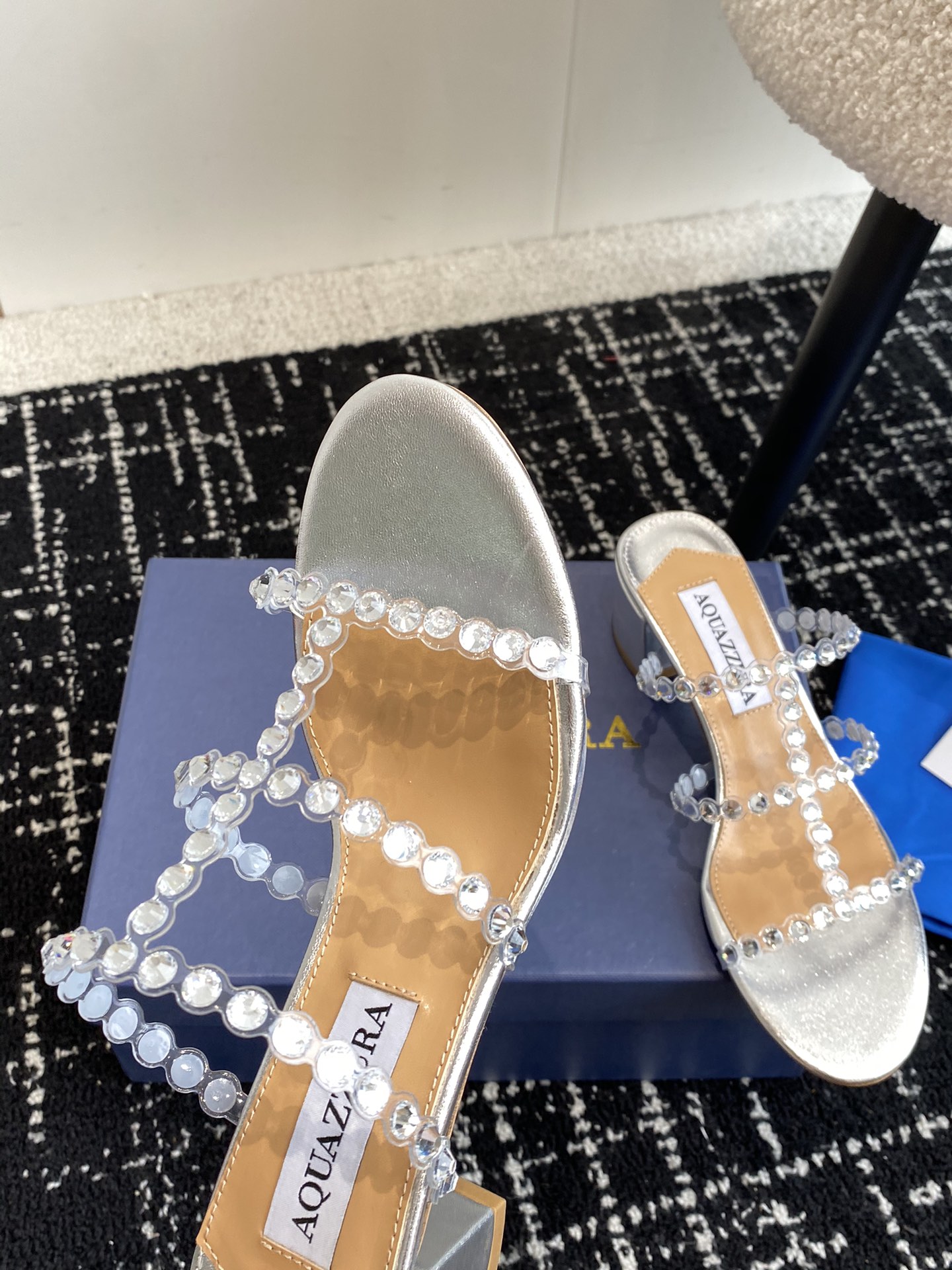 Aquazzura24ss惊艳火爆款菠萝王室贵族的钟爱雍容华贵气质高雅到手如图柜级品质进口真丝璀璨别致水