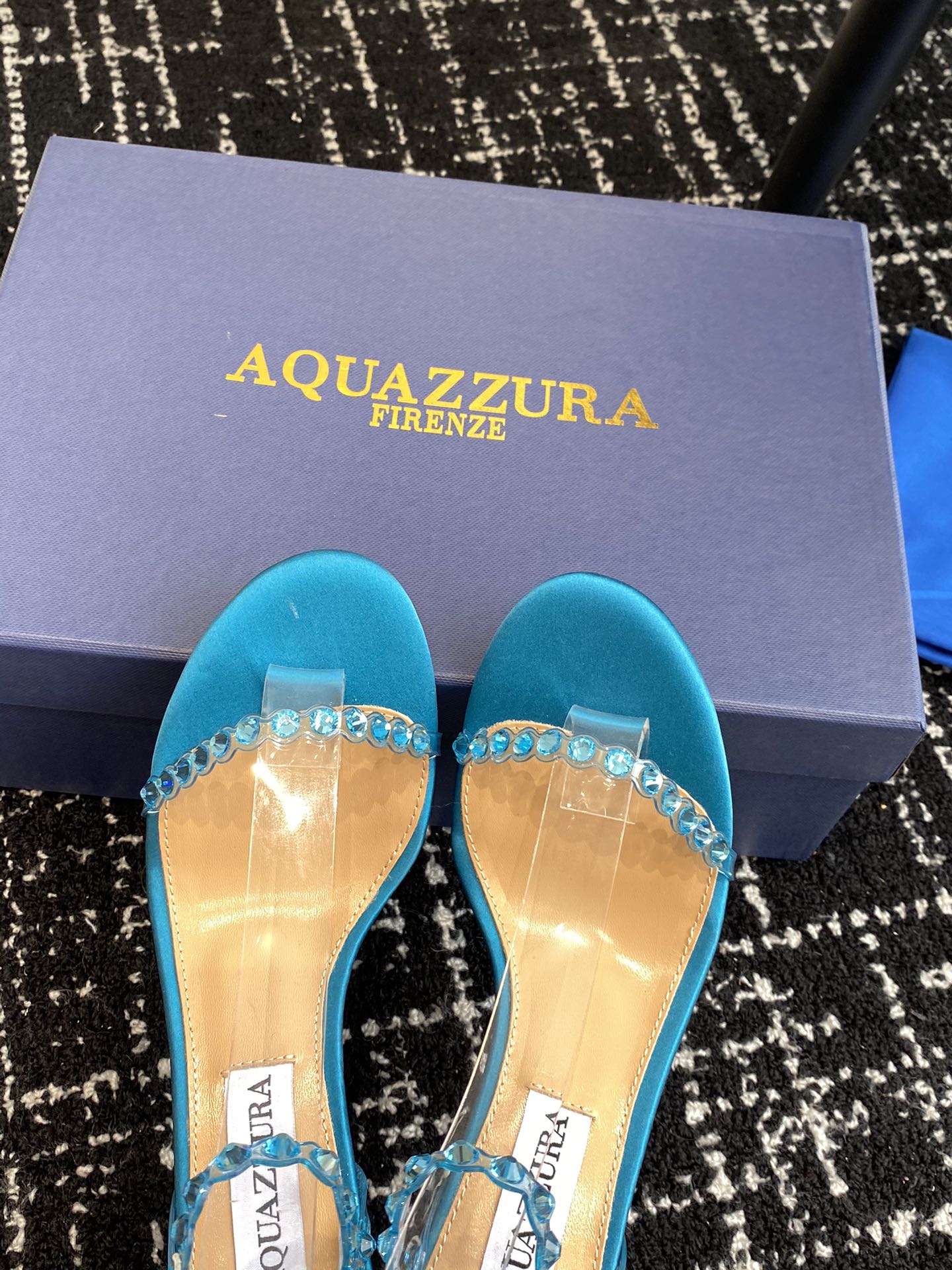 Aquazzura24ss惊艳火爆款菠萝王室贵族的钟爱雍容华贵气质高雅到手如图柜级品质进口真丝璀璨别致水