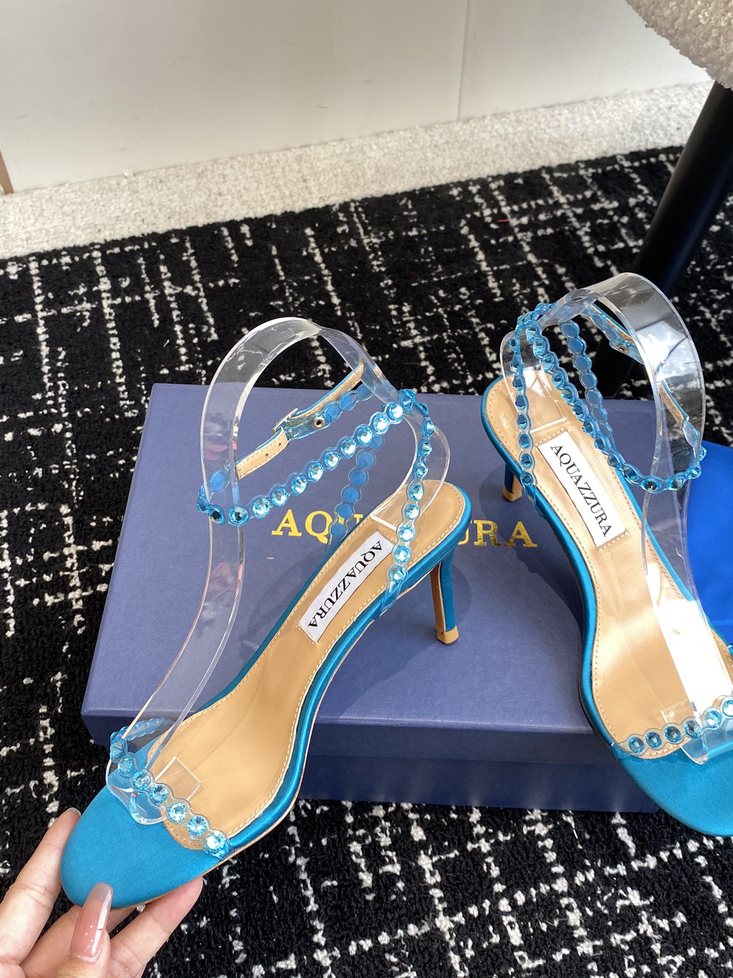 Aquazzura24ss惊艳火爆款菠萝王室贵族的钟爱雍容华贵气质高雅到手如图柜级品质进口真丝璀璨别致水