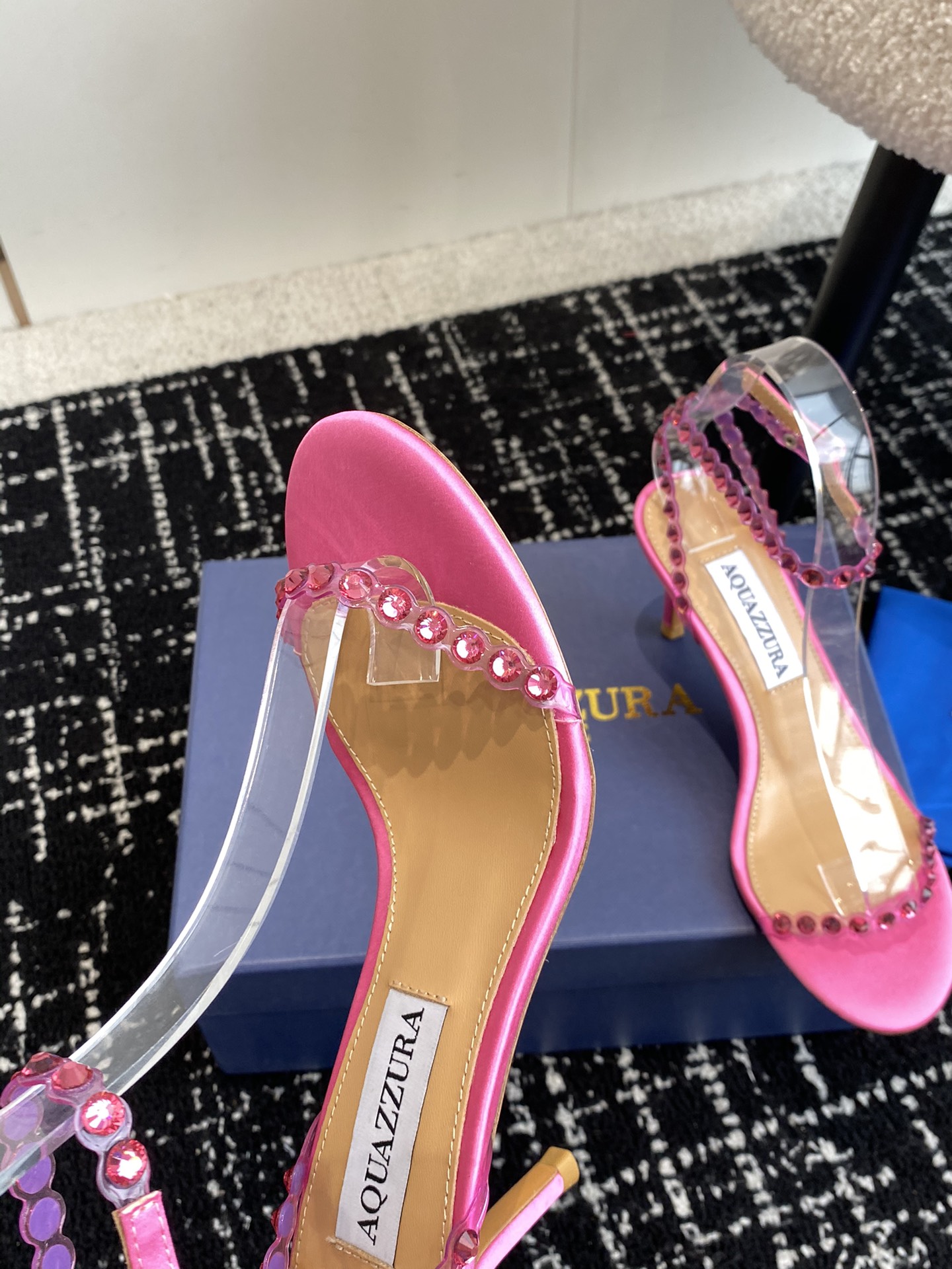 Aquazzura24ss惊艳火爆款菠萝王室贵族的钟爱雍容华贵气质高雅到手如图柜级品质进口真丝璀璨别致水