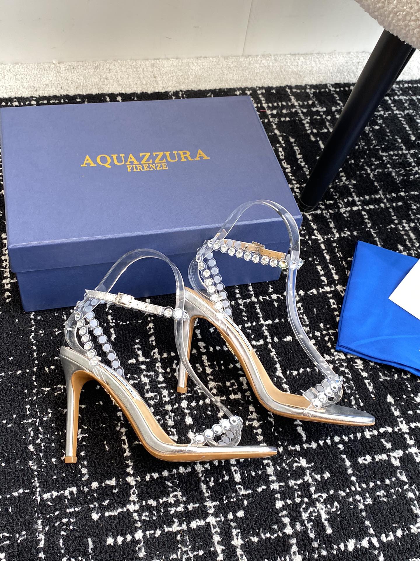 Aquazzura24ss惊艳火爆款菠萝王室贵族的钟爱雍容华贵气质高雅到手如图柜级品质进口真丝璀璨别致水