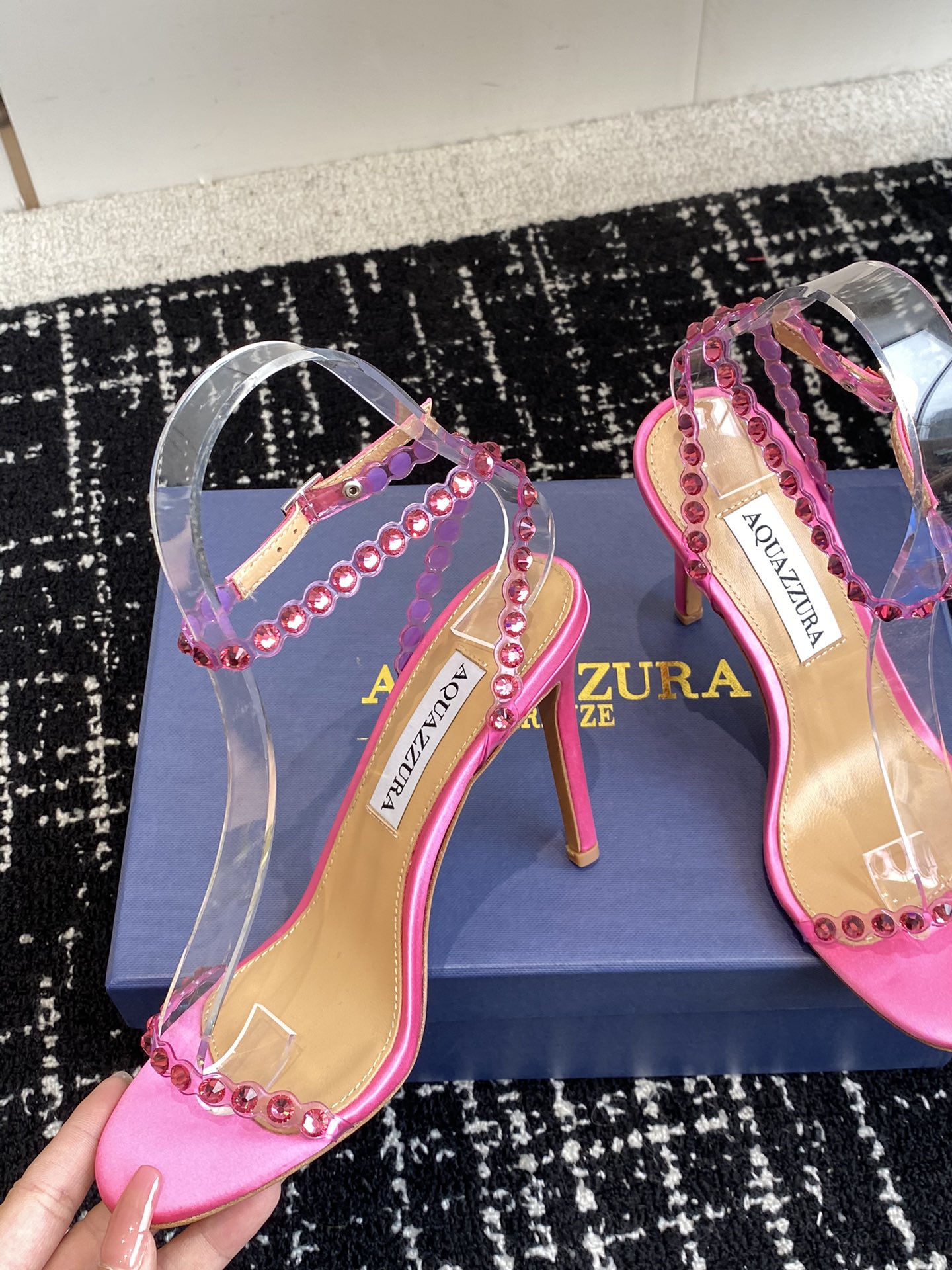 Aquazzura24ss惊艳火爆款菠萝王室贵族的钟爱雍容华贵气质高雅到手如图柜级品质进口真丝璀璨别致水