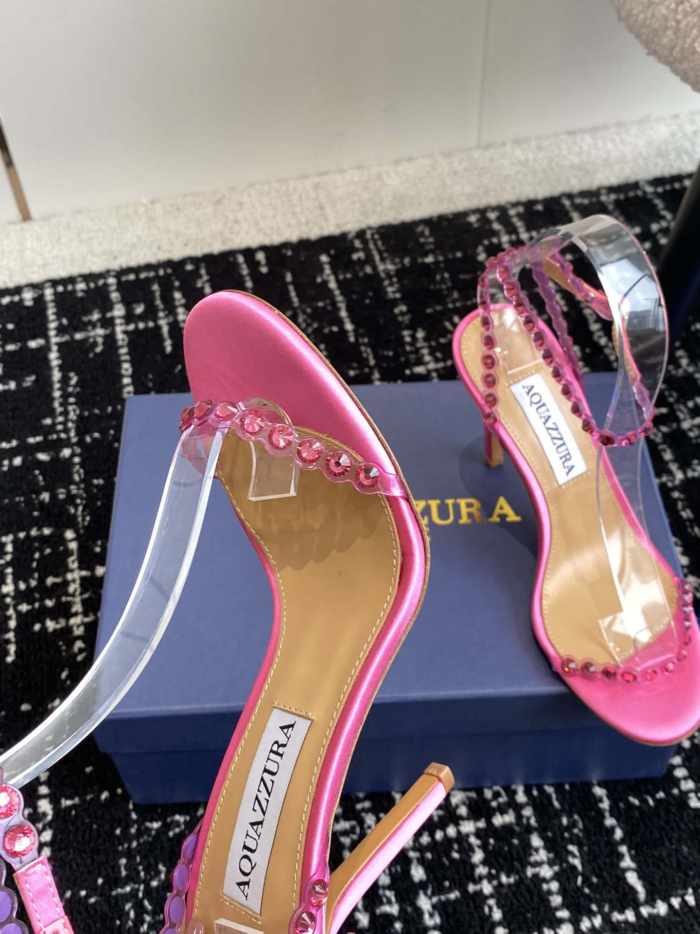 Aquazzura24ss惊艳火爆款菠萝王室贵族的钟爱雍容华贵气质高雅到手如图柜级品质进口真丝璀璨别致水