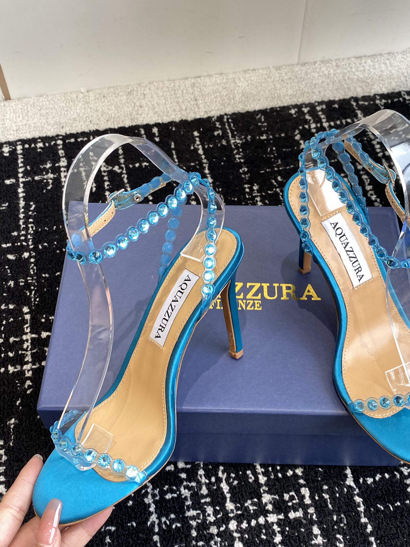 Aquazzura24ss惊艳火爆款菠萝王室贵族的钟爱雍容华贵气质高雅到手如图柜级品质进口真丝璀璨别致水