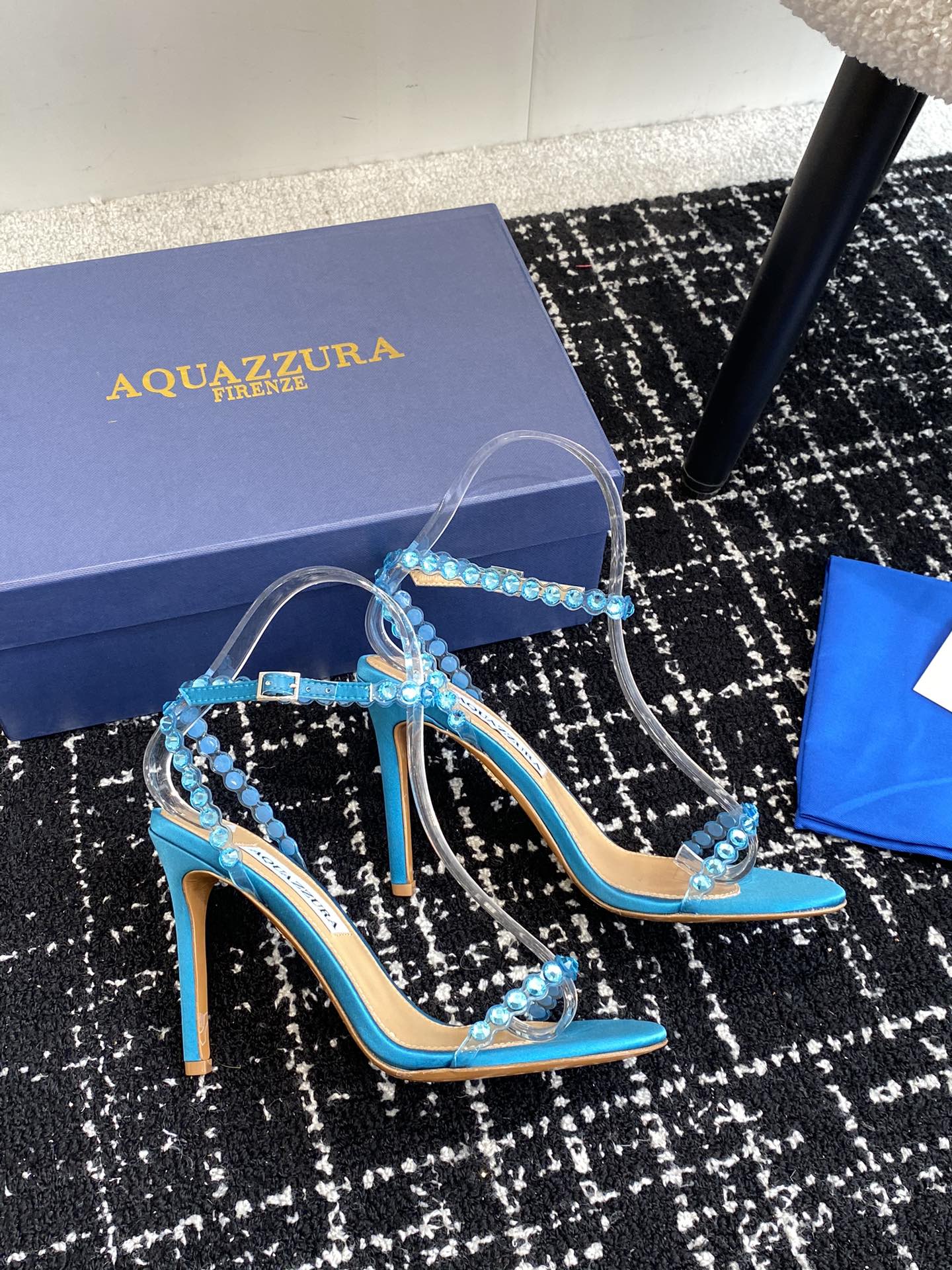 Aquazzura24ss惊艳火爆款菠萝王室贵族的钟爱雍容华贵气质高雅到手如图柜级品质进口真丝璀璨别致水