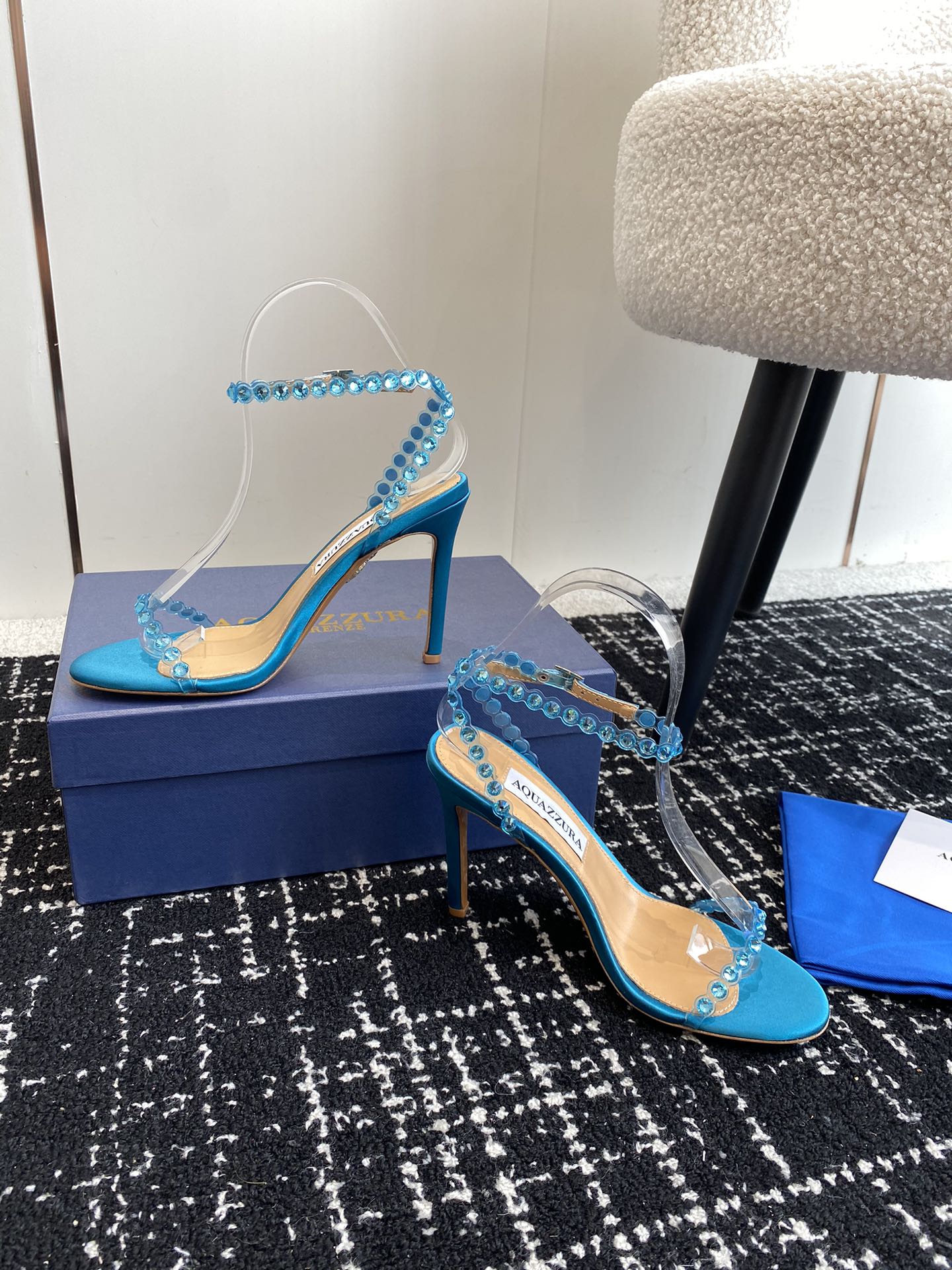 Aquazzura24ss惊艳火爆款菠萝王室贵族的钟爱雍容华贵气质高雅到手如图柜级品质进口真丝璀璨别致水