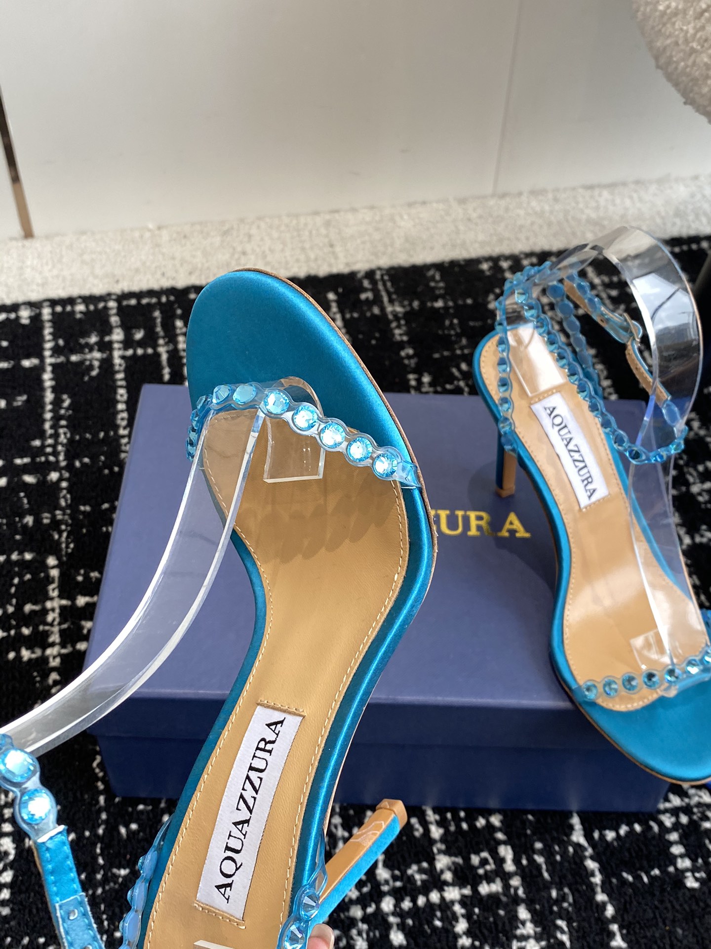 Aquazzura24ss惊艳火爆款菠萝王室贵族的钟爱雍容华贵气质高雅到手如图柜级品质进口真丝璀璨别致水