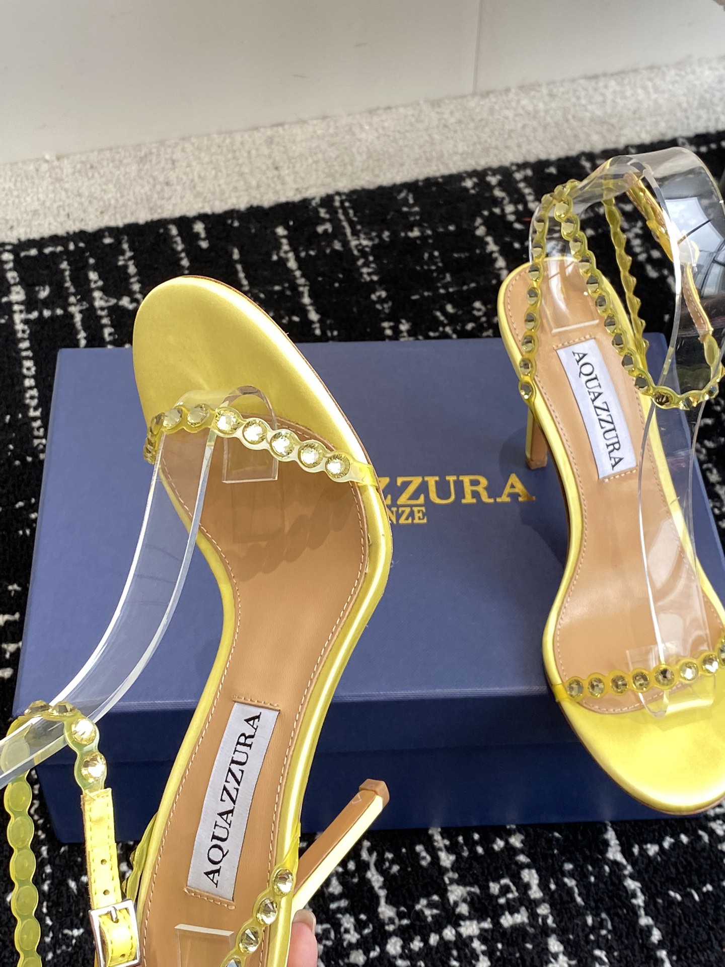 Aquazzura24ss惊艳火爆款菠萝王室贵族的钟爱雍容华贵气质高雅到手如图柜级品质进口真丝璀璨别致水