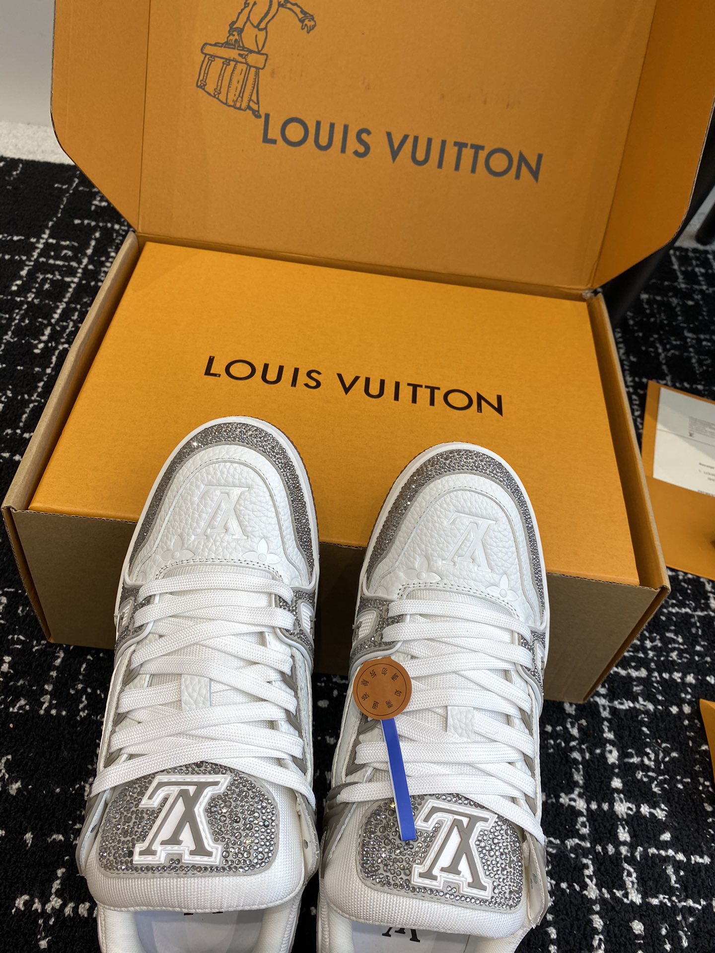 LouisVuitton24ss钻面驴家的爆款！trainer板鞋每个人都必须入的款绝不后悔！超级百搭高