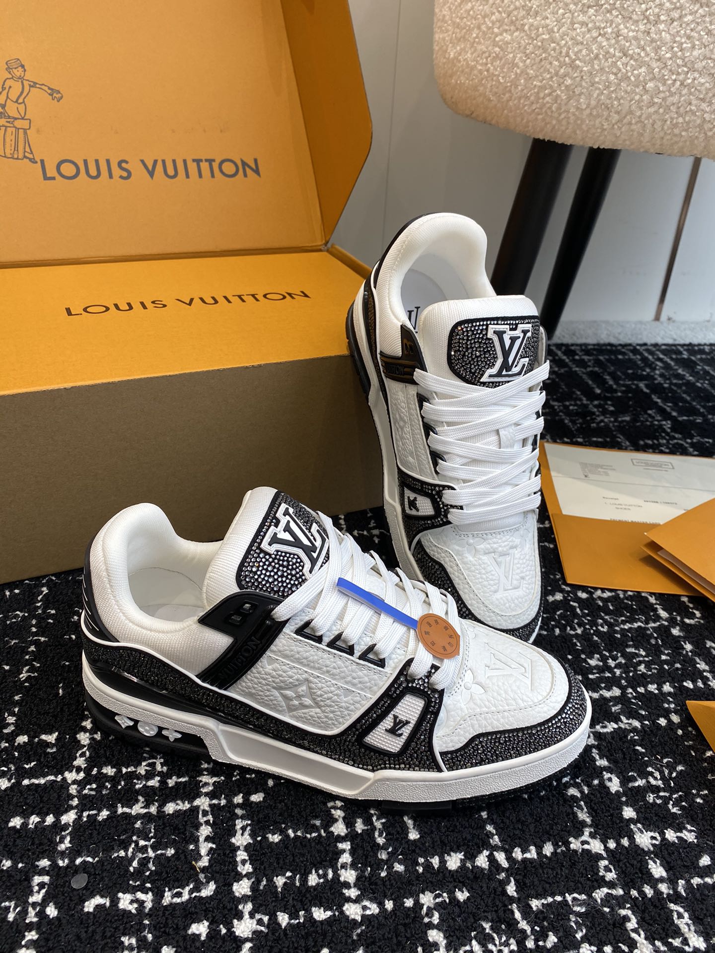 LouisVuitton24ss钻面驴家的爆款！trainer板鞋每个人都必须入的款绝不后悔！超级百搭高