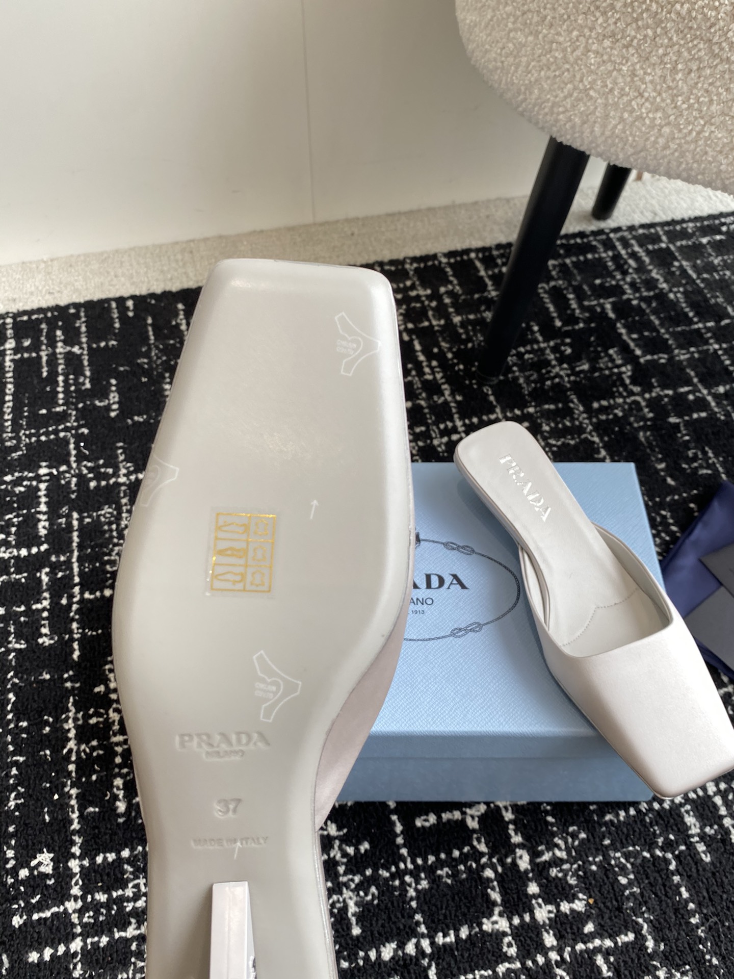 Prada24ss早春新款绝美尖头跟鞋时尚界久违的极简之美多巴胺配色毫不费力的优雅风来袭时髦包头半拖方头