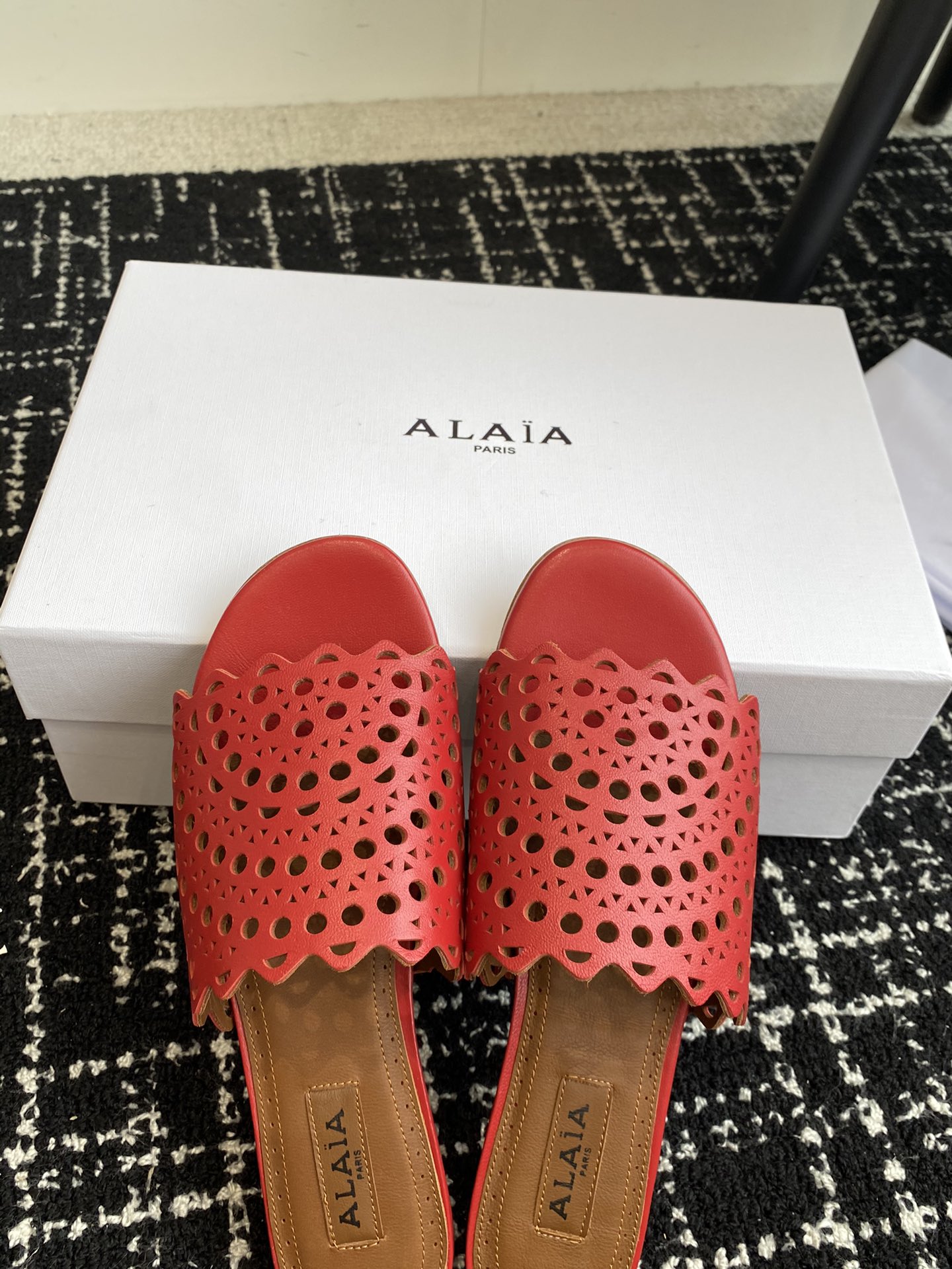 Alaia24ss春夏新款拖鞋激光镂空系列推出无数的名设计师都把他看作“DesignerofDesign