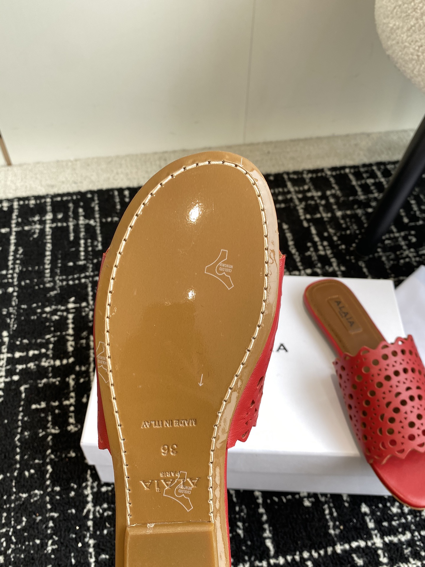 Alaia24ss春夏新款拖鞋激光镂空系列推出无数的名设计师都把他看作“DesignerofDesign