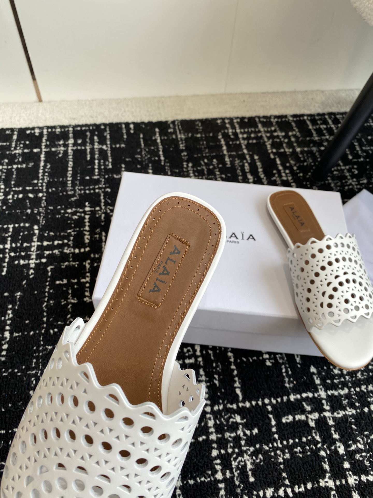 Alaia24ss春夏新款拖鞋激光镂空系列推出无数的名设计师都把他看作“DesignerofDesign