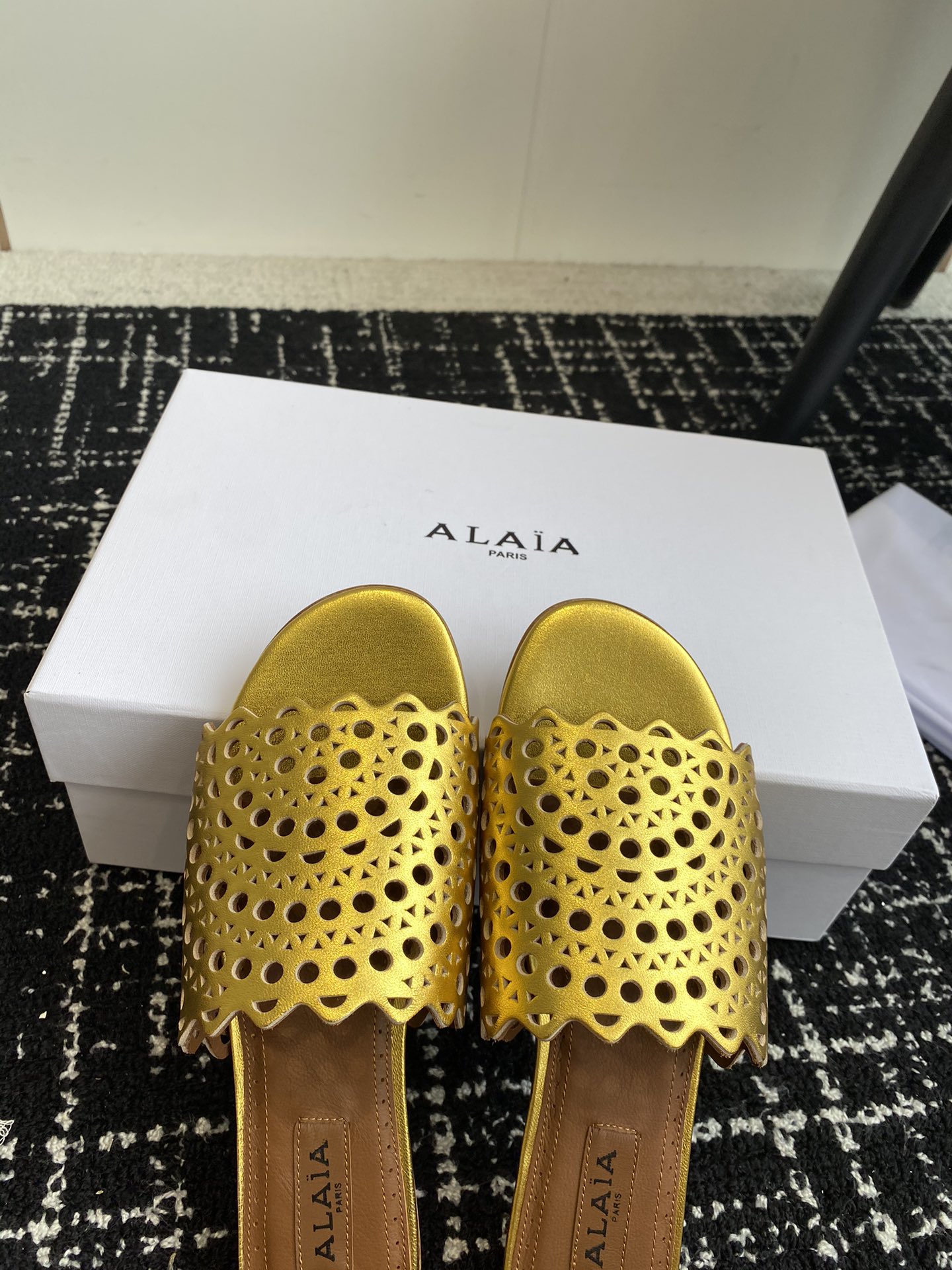 Alaia24ss春夏新款拖鞋激光镂空系列推出无数的名设计师都把他看作“DesignerofDesign