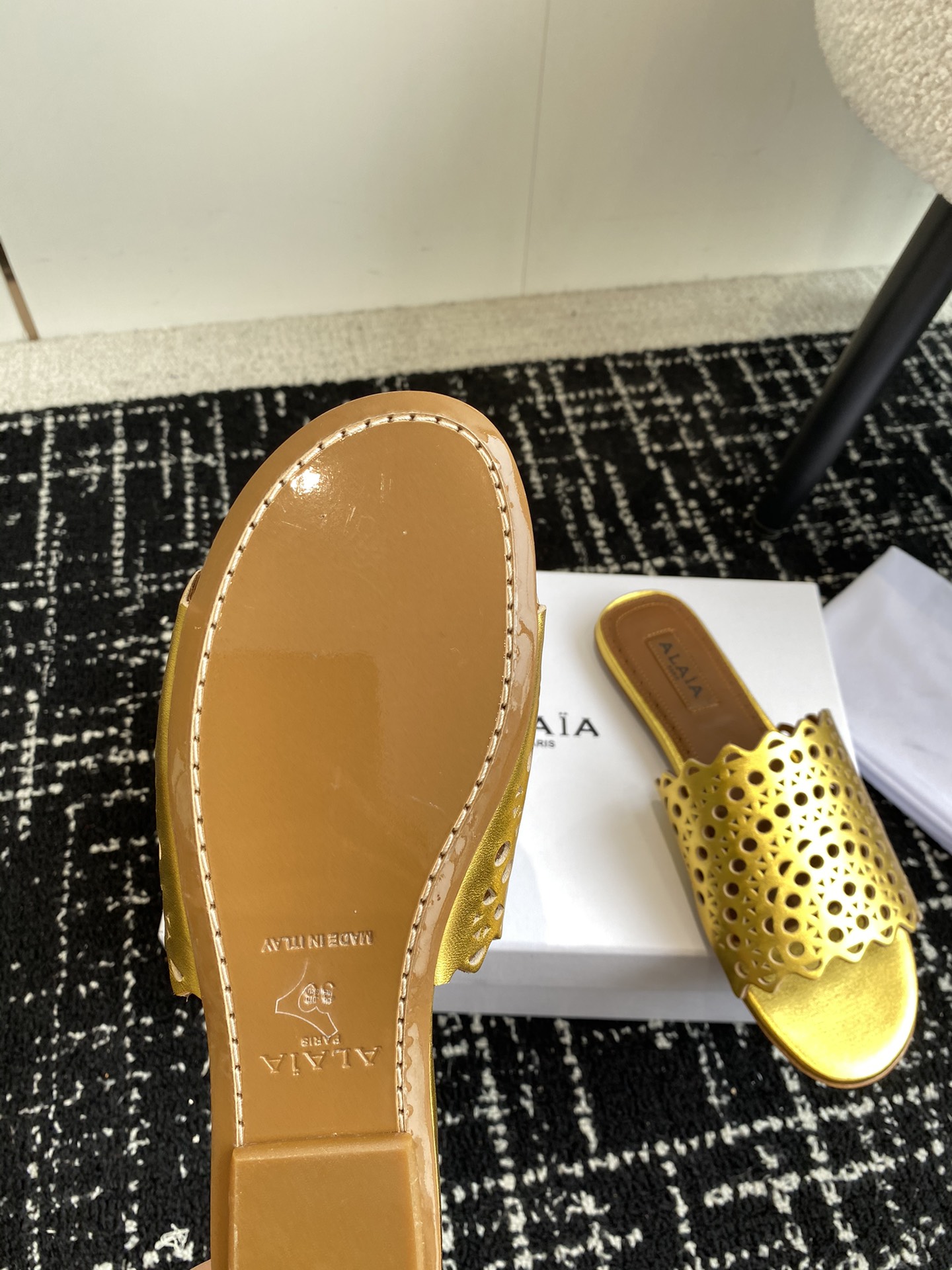 Alaia24ss春夏新款拖鞋激光镂空系列推出无数的名设计师都把他看作“DesignerofDesign