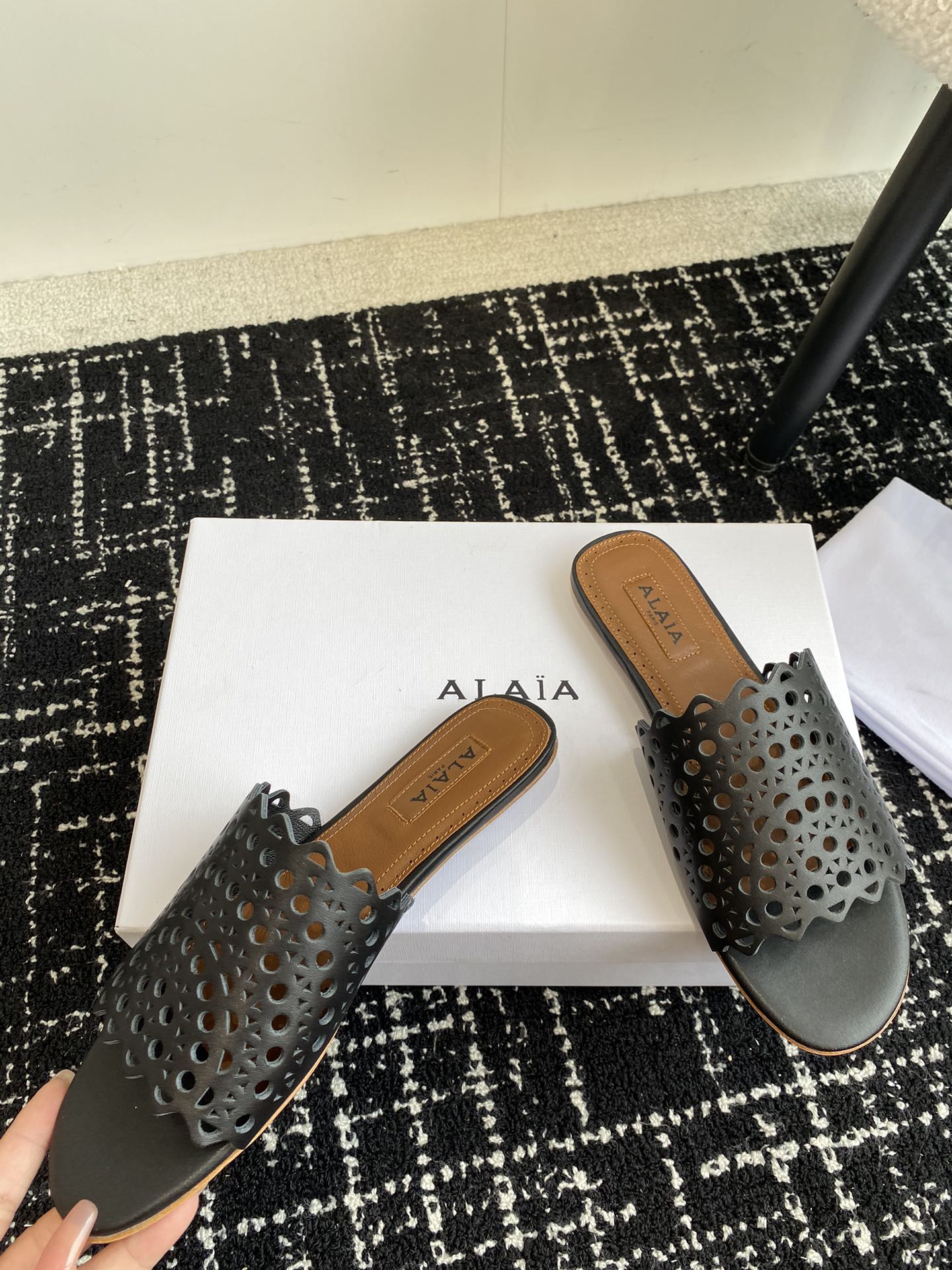 Alaia24ss春夏新款拖鞋激光镂空系列推出无数的名设计师都把他看作“DesignerofDesign