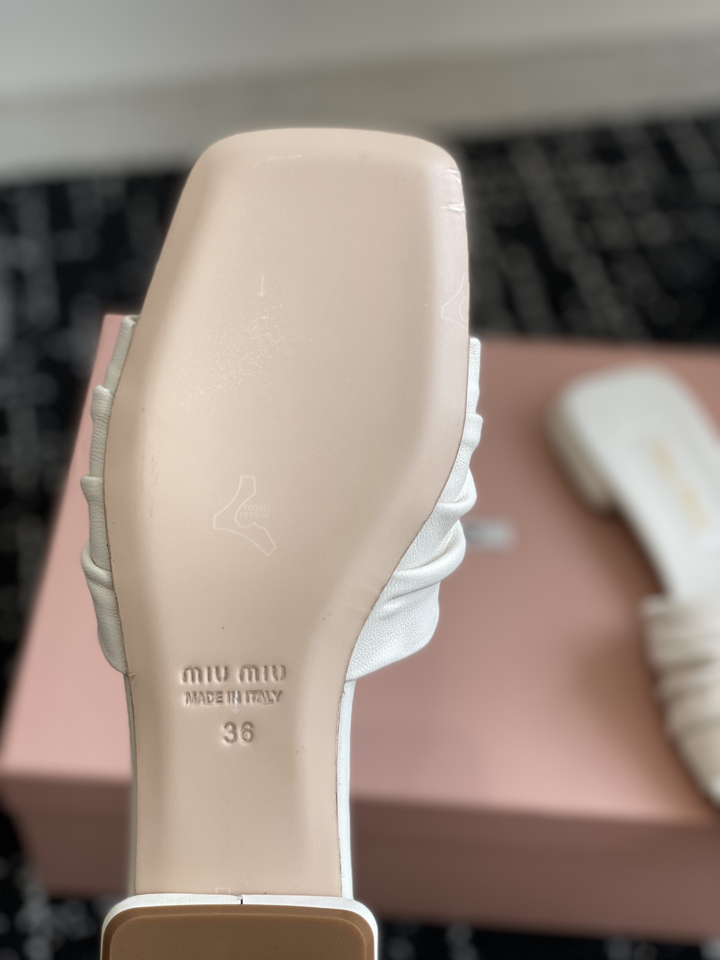 MiuMiu24ss最新夏季平底褶皱牛仔布拖鞋今年夏天为你们多准备几双必备拖鞋老顾客都反应对这款需求很大