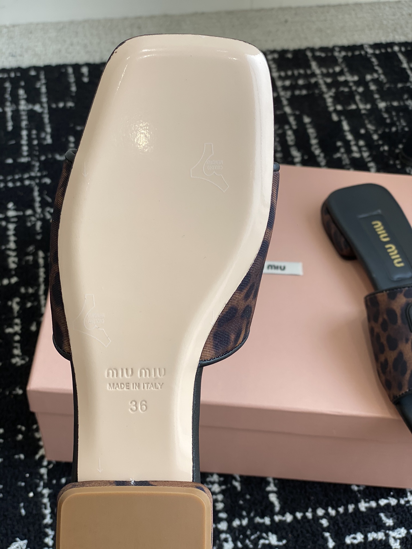 MiuMiu24ss最新夏季平底褶皱牛仔布拖鞋今年夏天为你们多准备几双必备拖鞋老顾客都反应对这款需求很大