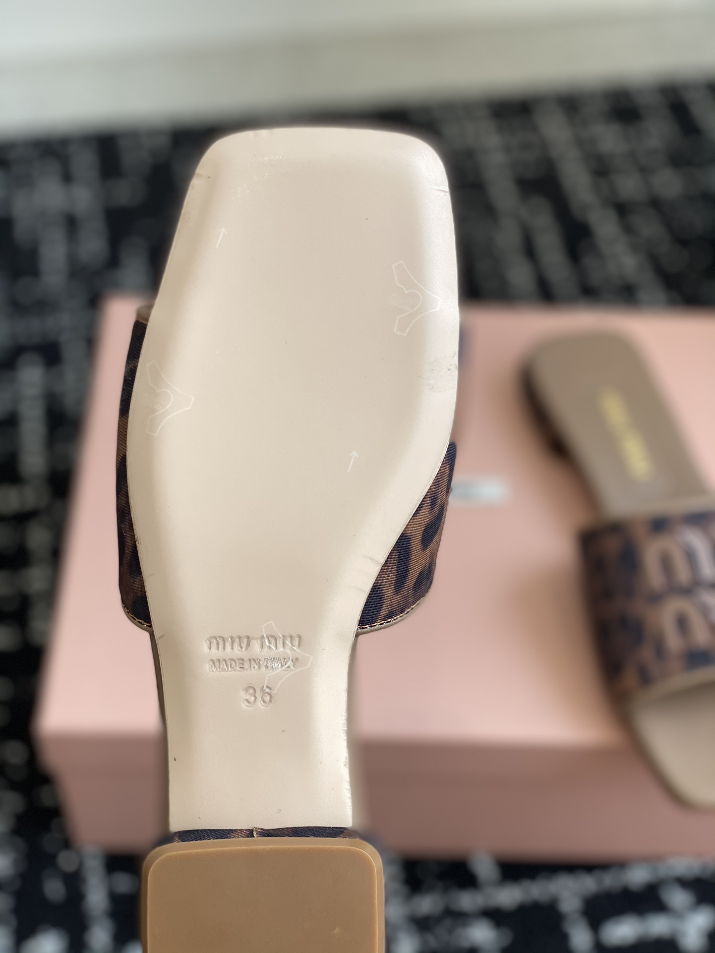 MiuMiu24ss最新夏季平底褶皱牛仔布拖鞋今年夏天为你们多准备几双必备拖鞋老顾客都反应对这款需求很大