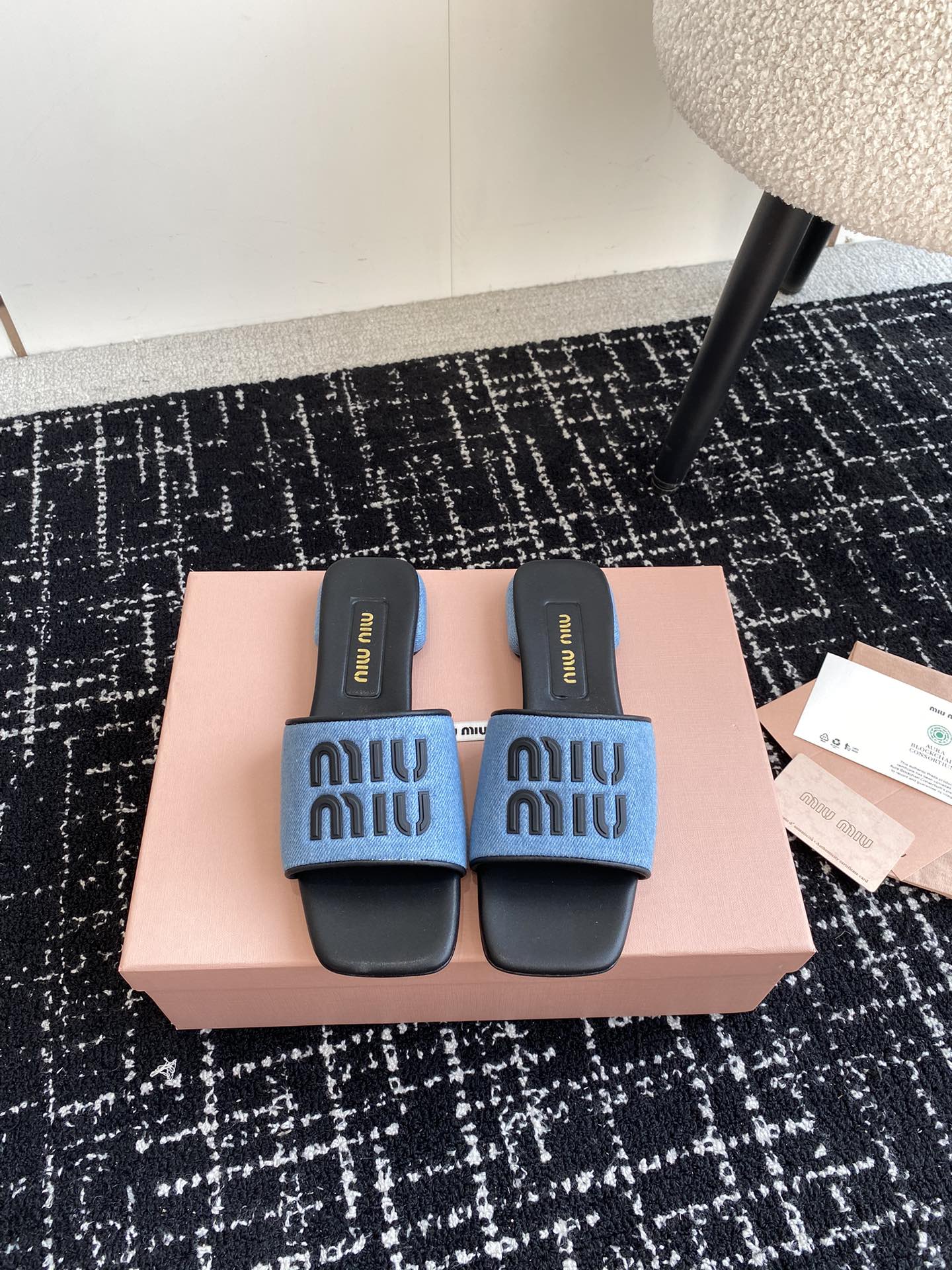 MiuMiu24ss最新夏季平底褶皱牛仔布拖鞋今年夏天为你们多准备几双必备拖鞋老顾客都反应对这款需求很大