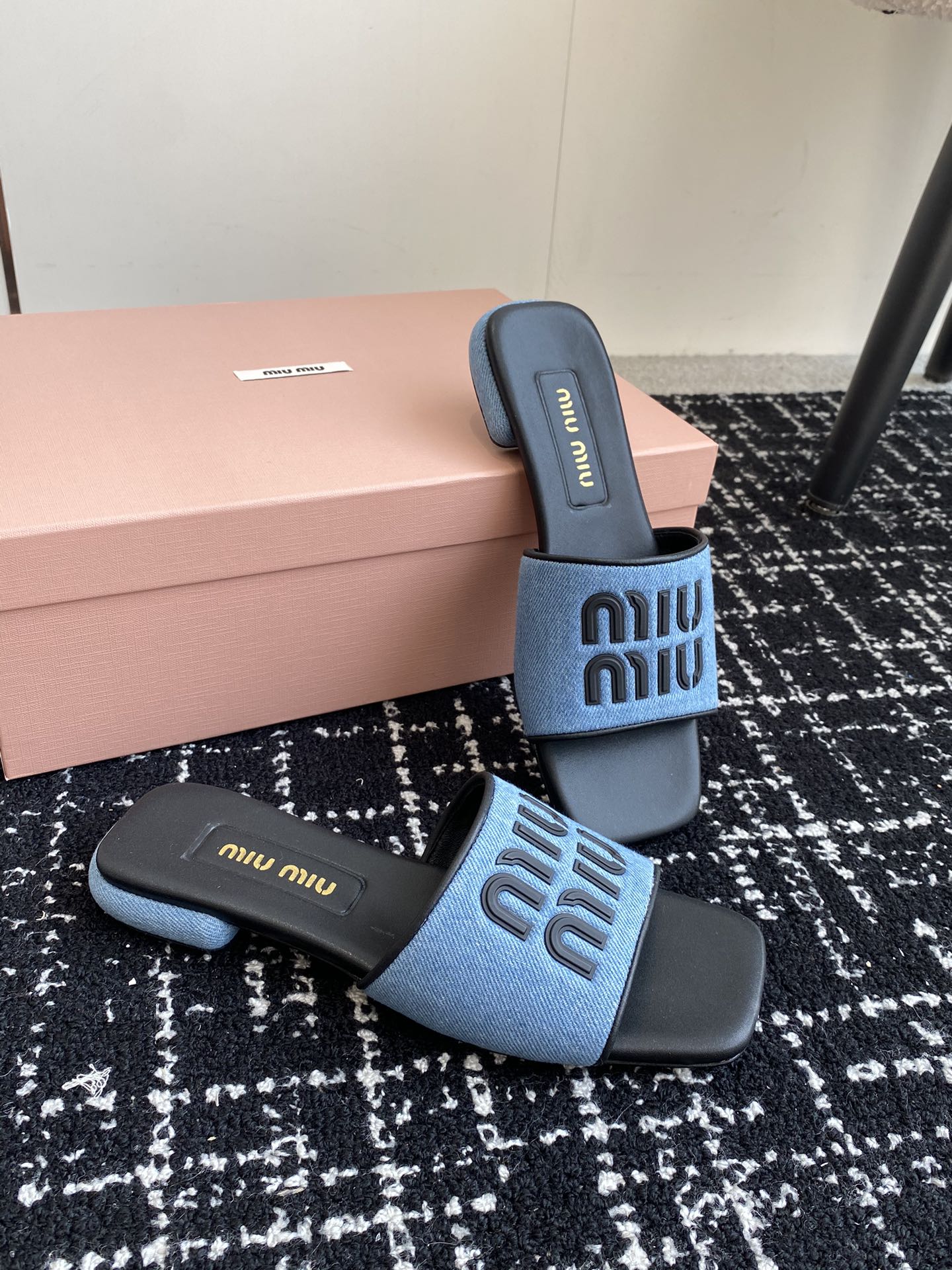 MiuMiu24ss最新夏季平底褶皱牛仔布拖鞋今年夏天为你们多准备几双必备拖鞋老顾客都反应对这款需求很大