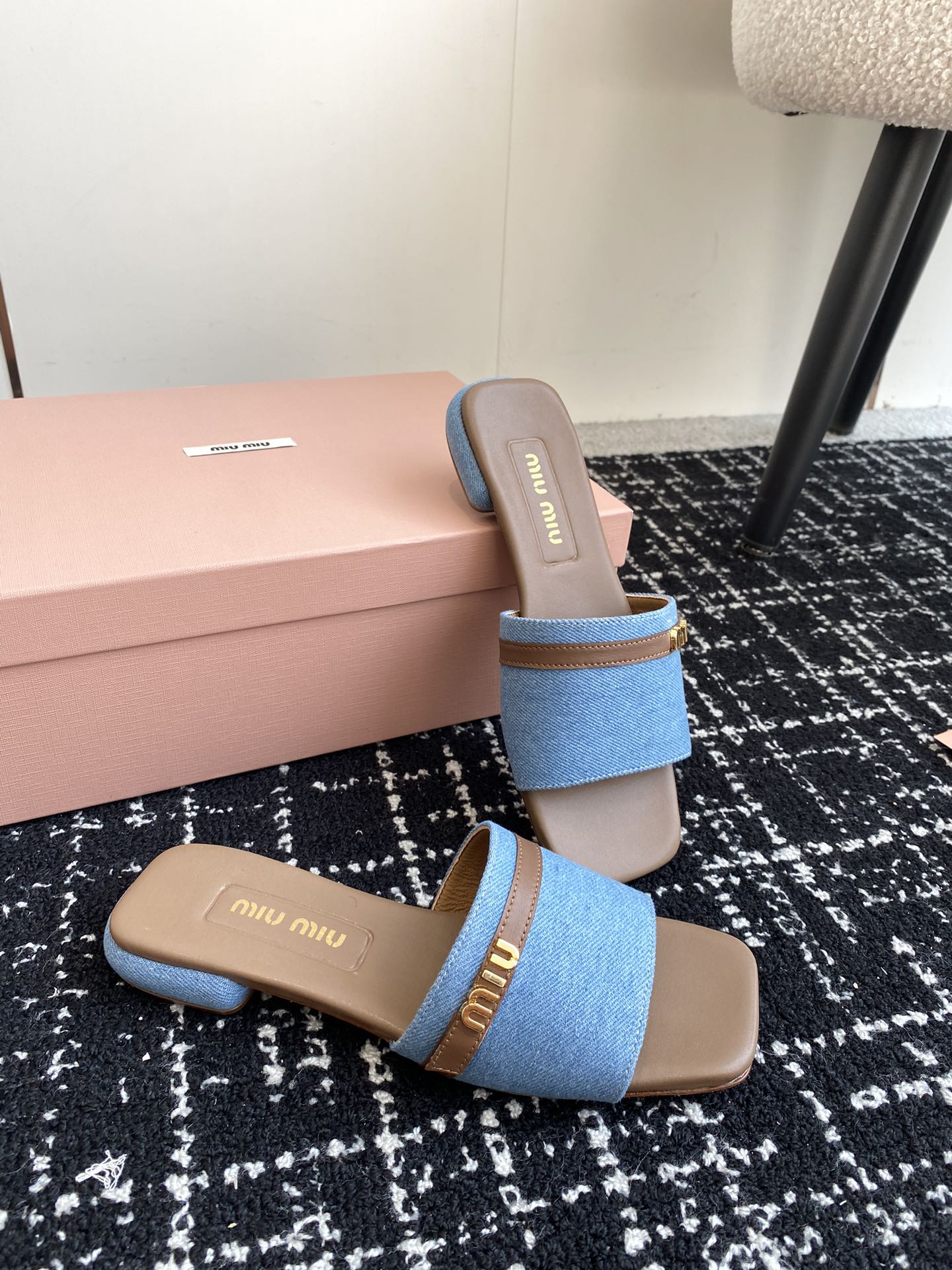 MiuMiu24ss最新夏季平底褶皱牛仔布拖鞋今年夏天为你们多准备几双必备拖鞋老顾客都反应对这款需求很大