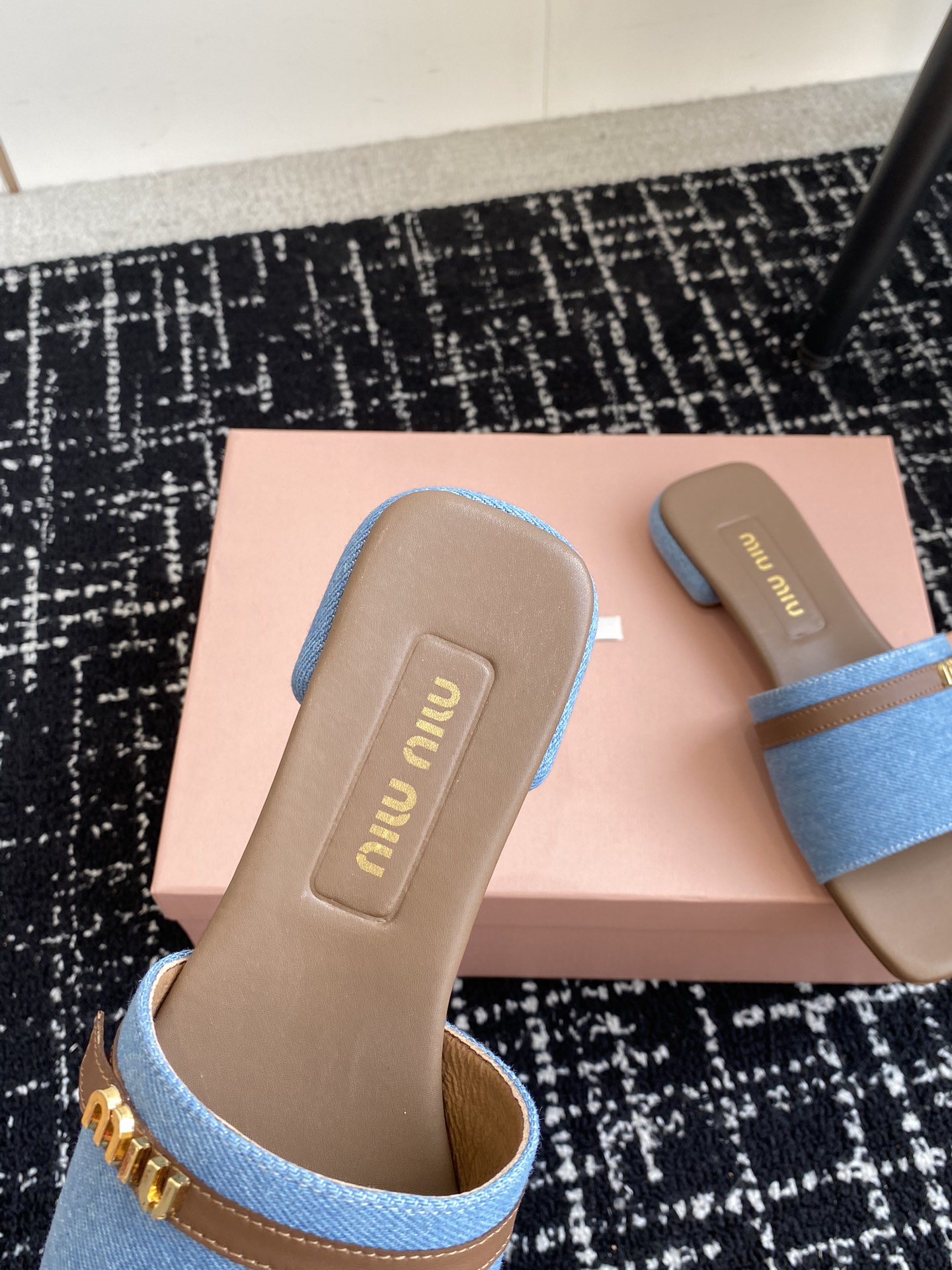 MiuMiu24ss最新夏季平底褶皱牛仔布拖鞋今年夏天为你们多准备几双必备拖鞋老顾客都反应对这款需求很大