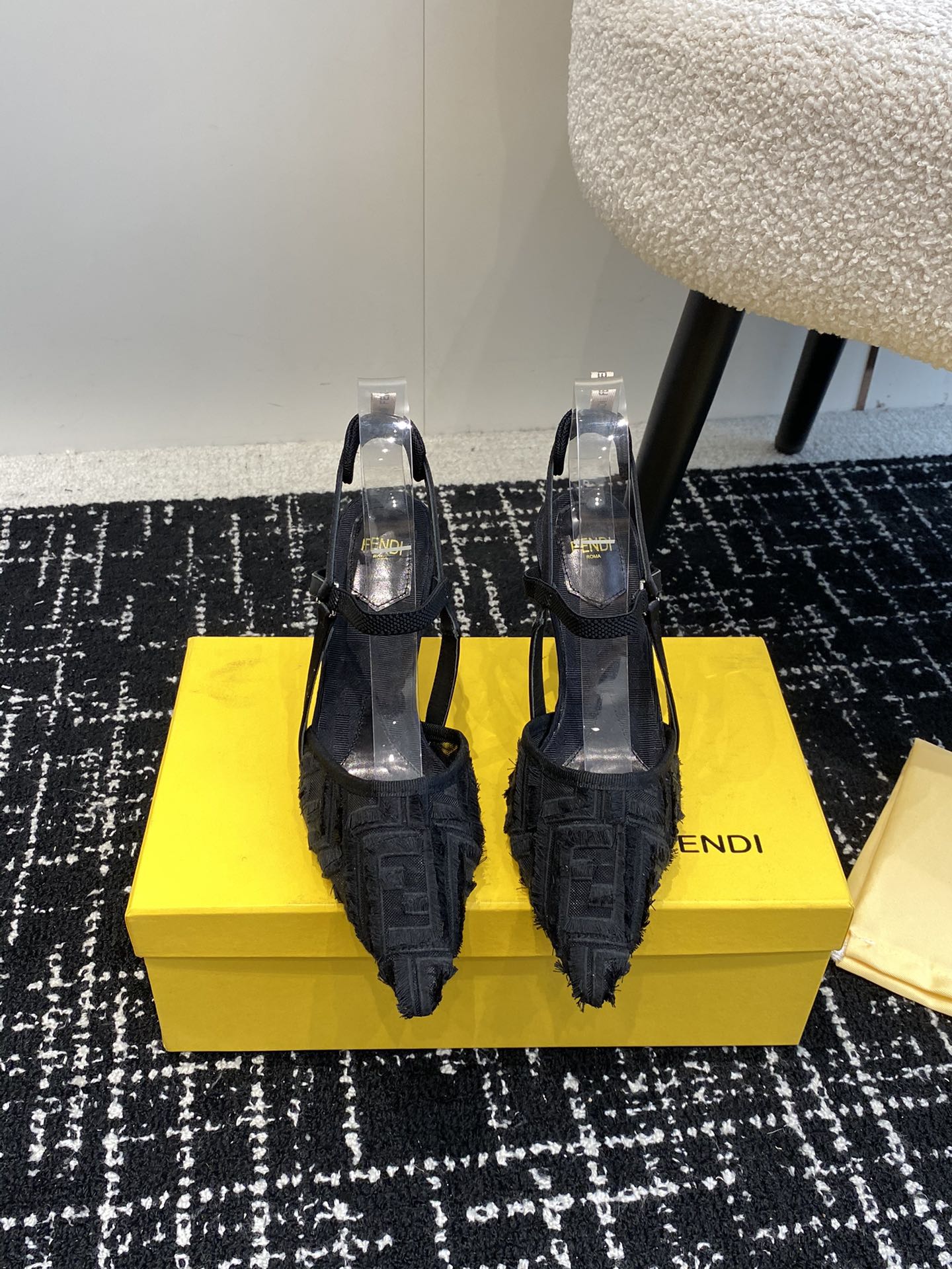 Fendi24ss走秀主推系列新品上线芬具桌脚设计灵感改创于今年秀场的主推系列鞋履当季新品众所周知鞋子永