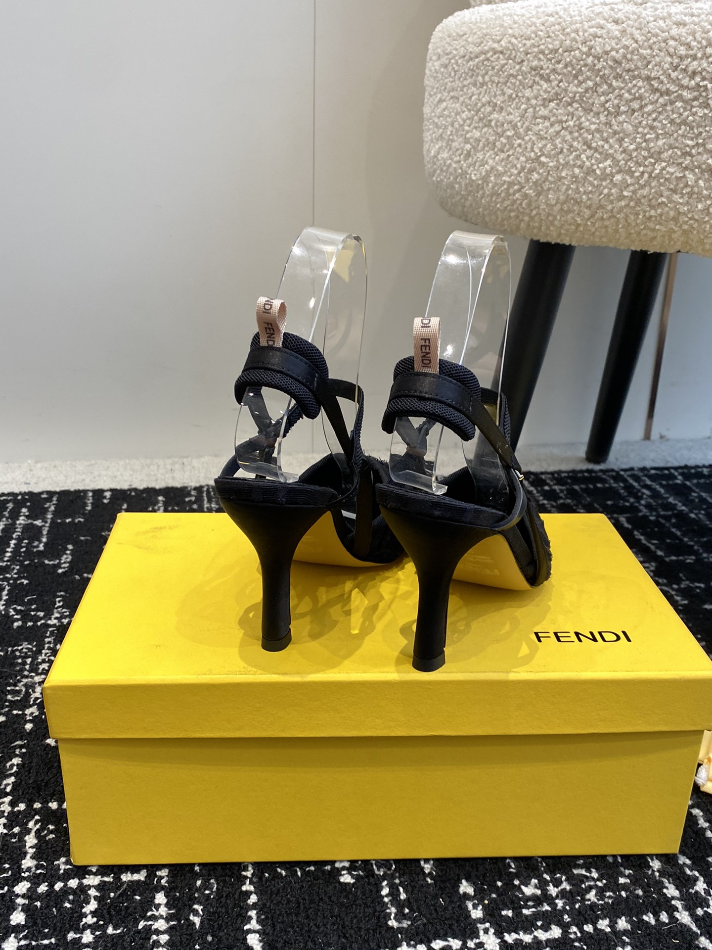 Fendi24ss走秀主推系列新品上线芬具桌脚设计灵感改创于今年秀场的主推系列鞋履当季新品众所周知鞋子永