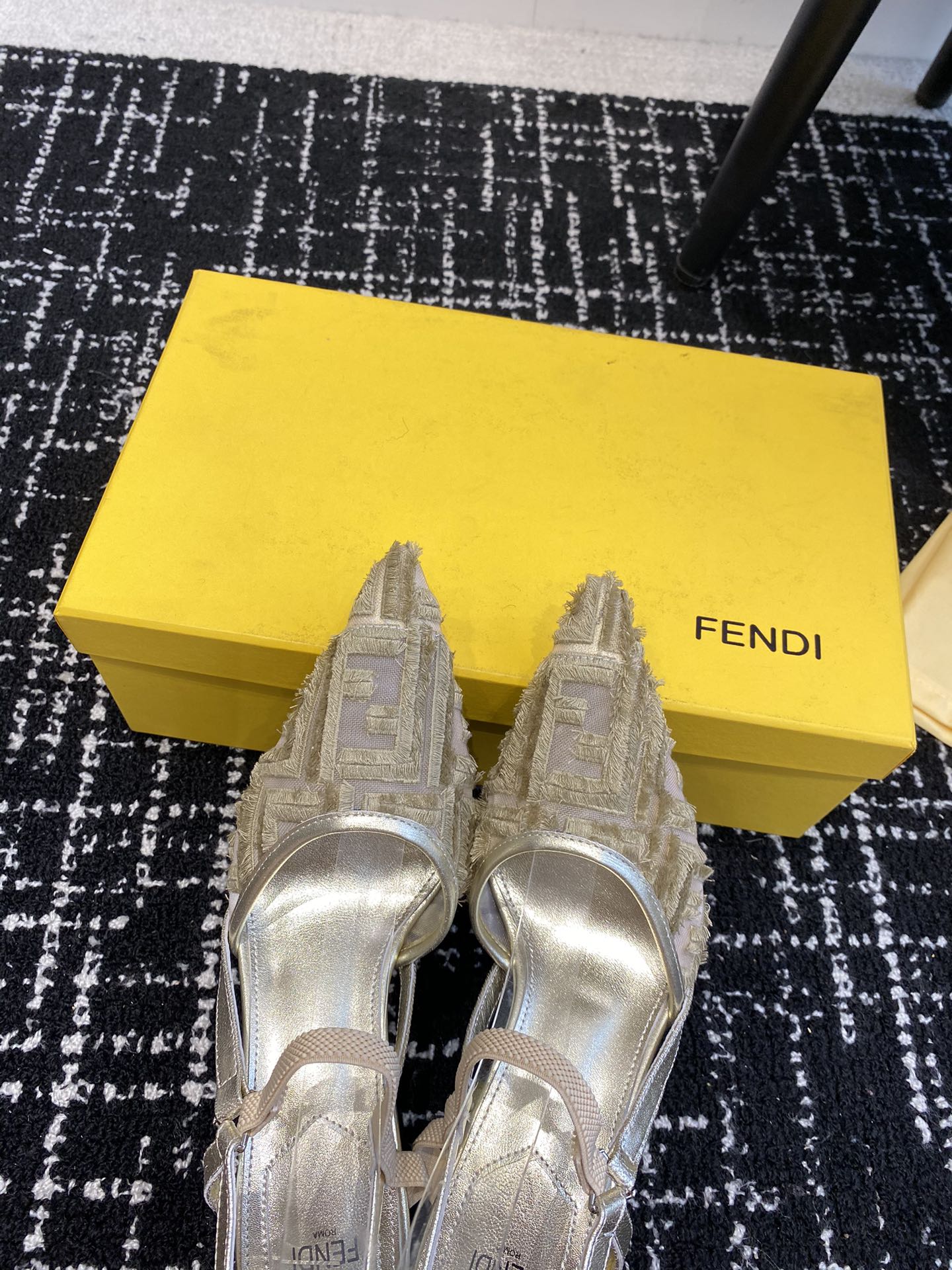 Fendi24ss走秀主推系列新品上线芬具桌脚设计灵感改创于今年秀场的主推系列鞋履当季新品众所周知鞋子永