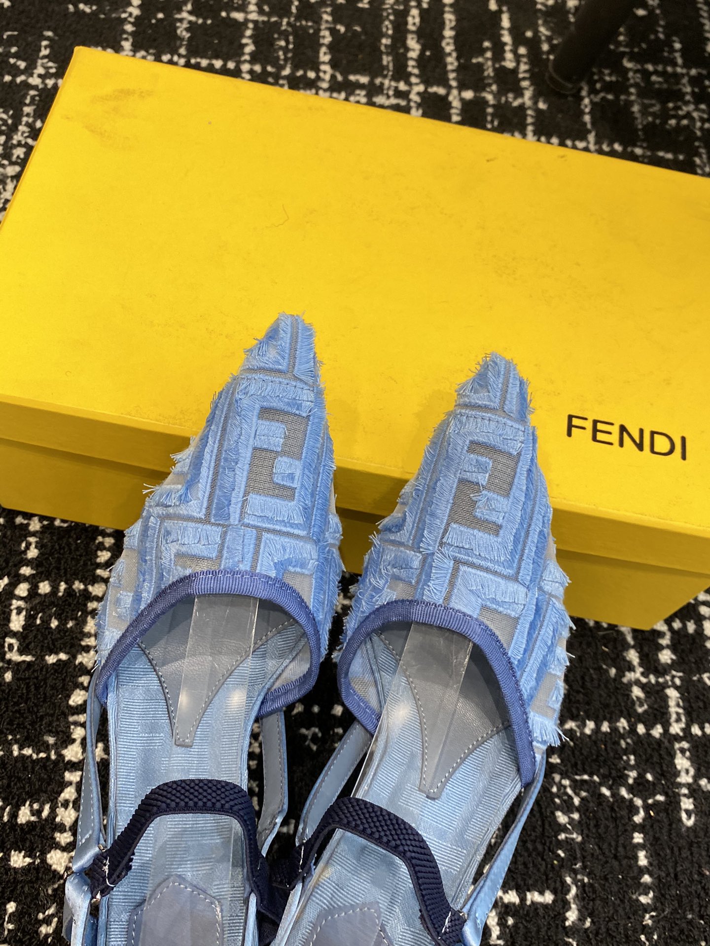 Fendi24ss走秀主推系列新品上线芬具桌脚设计灵感改创于今年秀场的主推系列鞋履当季新品众所周知鞋子永