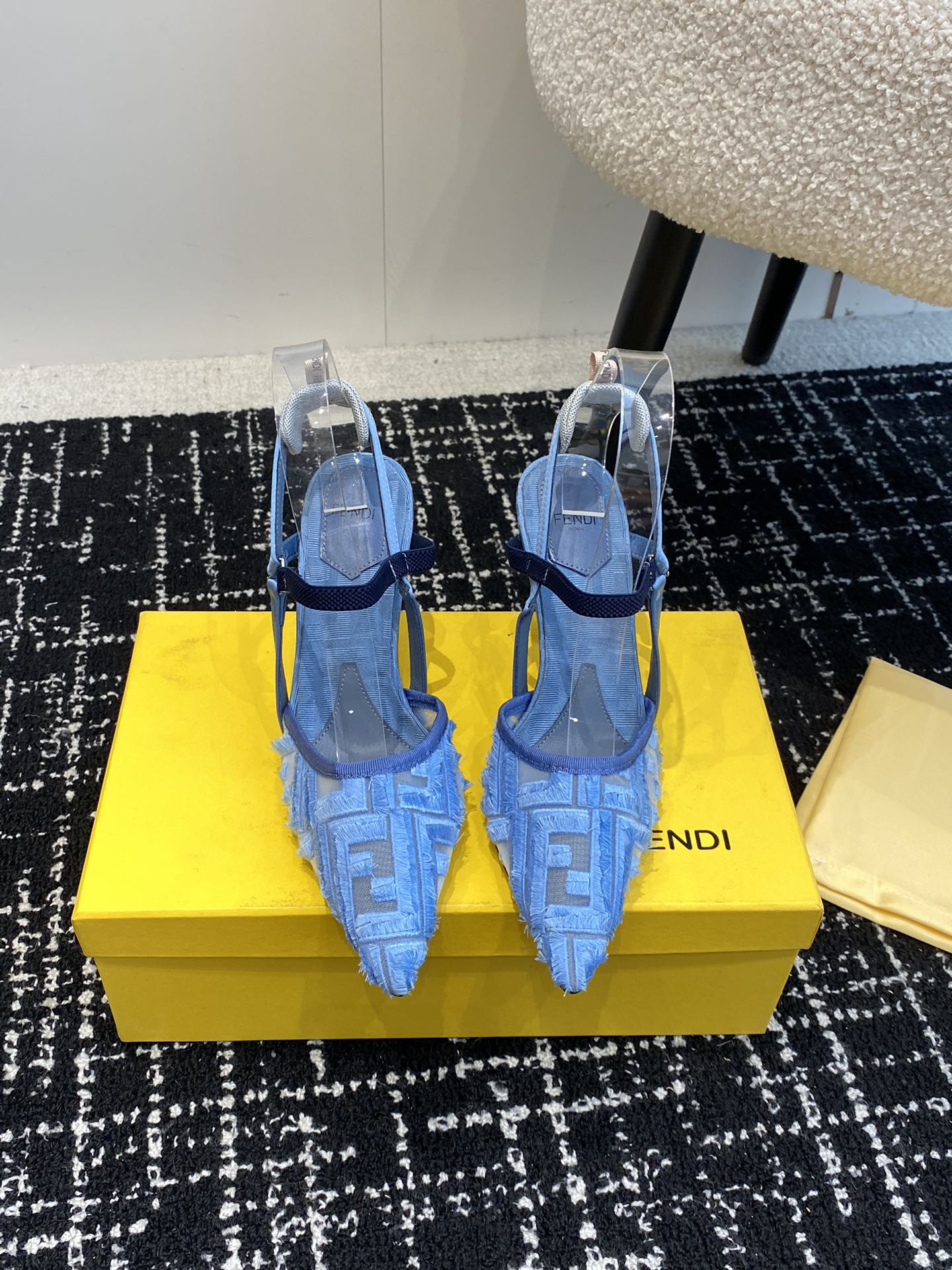 Fendi24ss走秀主推系列新品上线芬具桌脚设计灵感改创于今年秀场的主推系列鞋履当季新品众所周知鞋子永