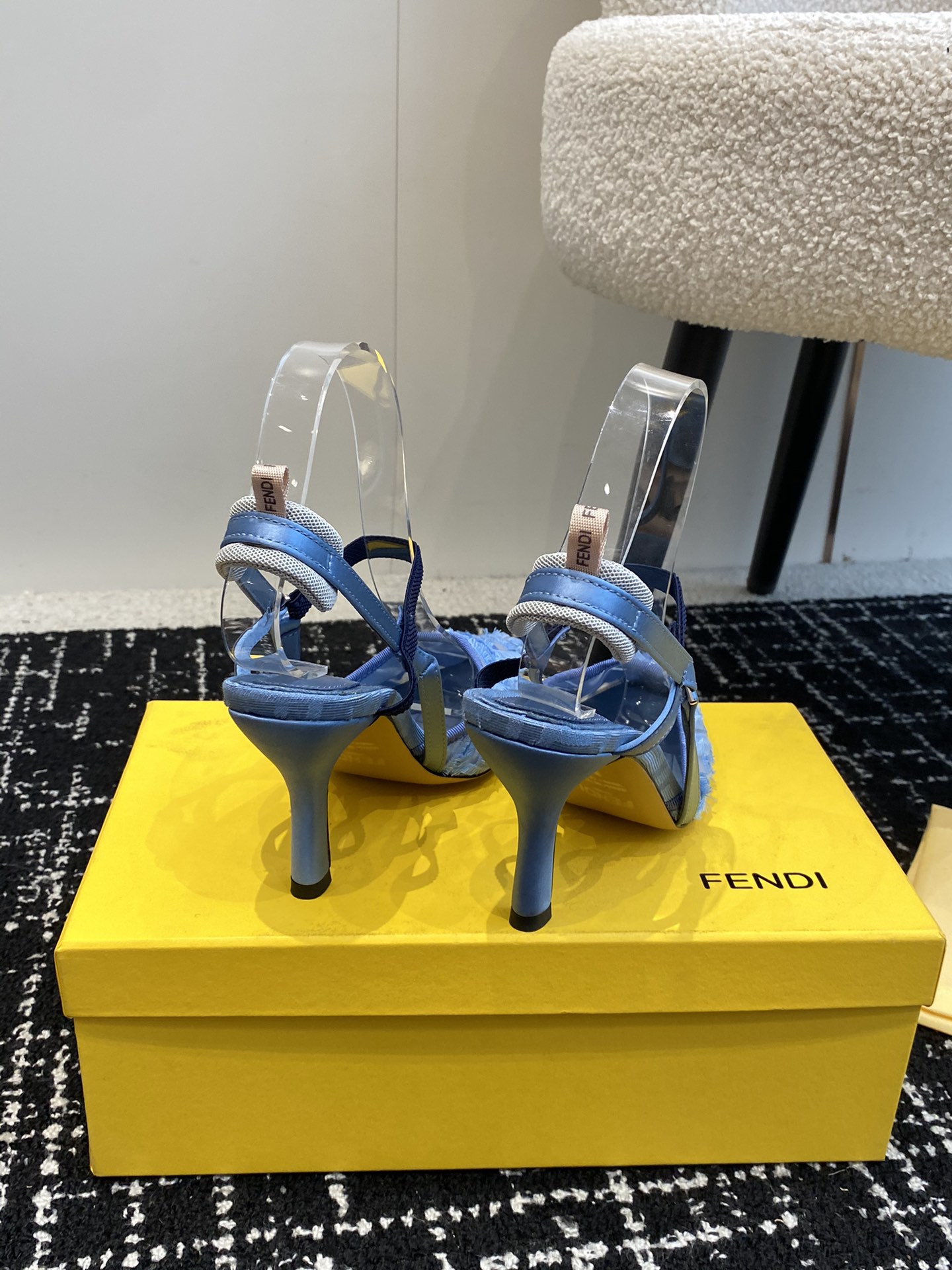 Fendi24ss走秀主推系列新品上线芬具桌脚设计灵感改创于今年秀场的主推系列鞋履当季新品众所周知鞋子永