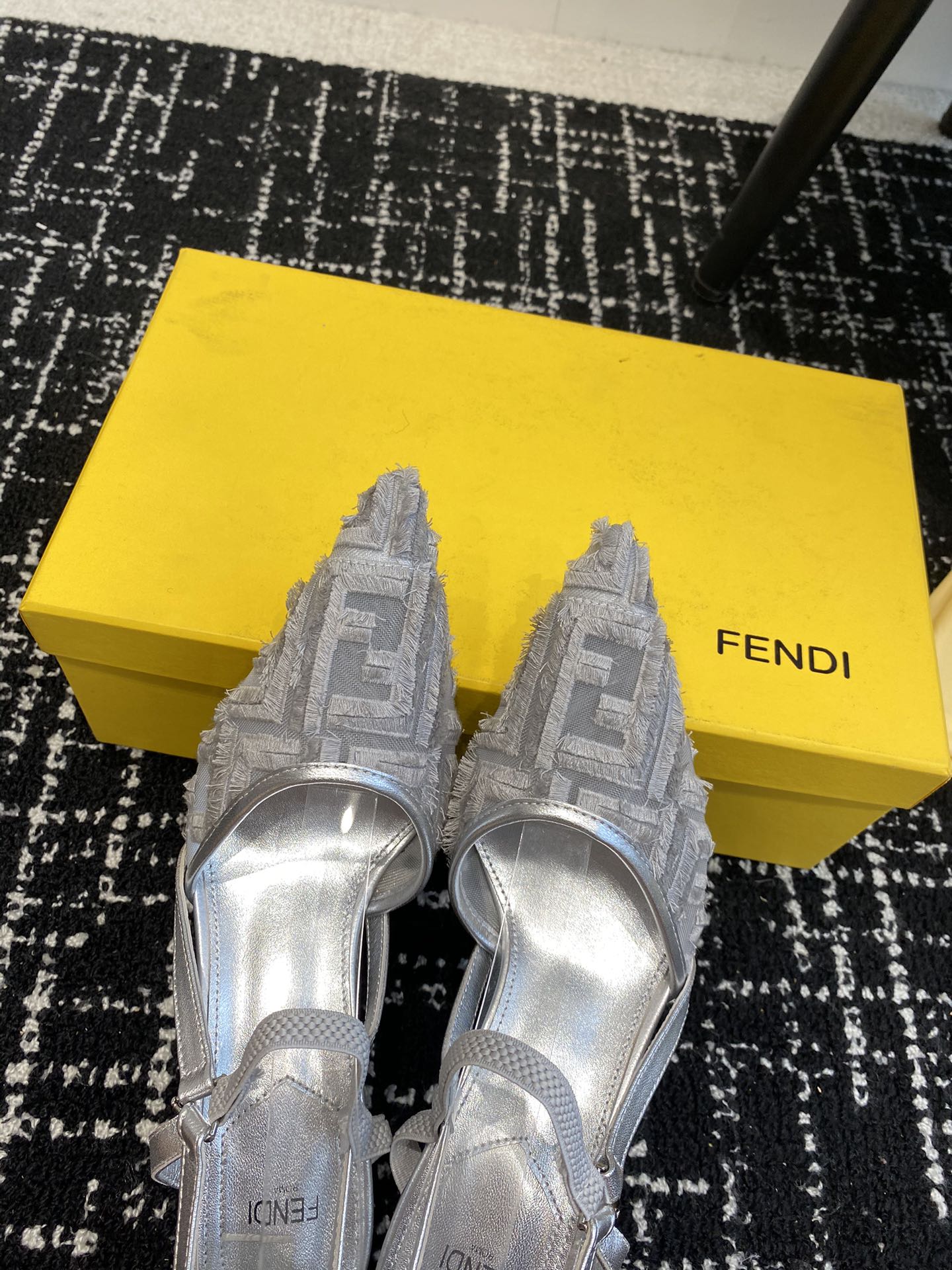 Fendi24ss走秀主推系列新品上线芬具桌脚设计灵感改创于今年秀场的主推系列鞋履当季新品众所周知鞋子永