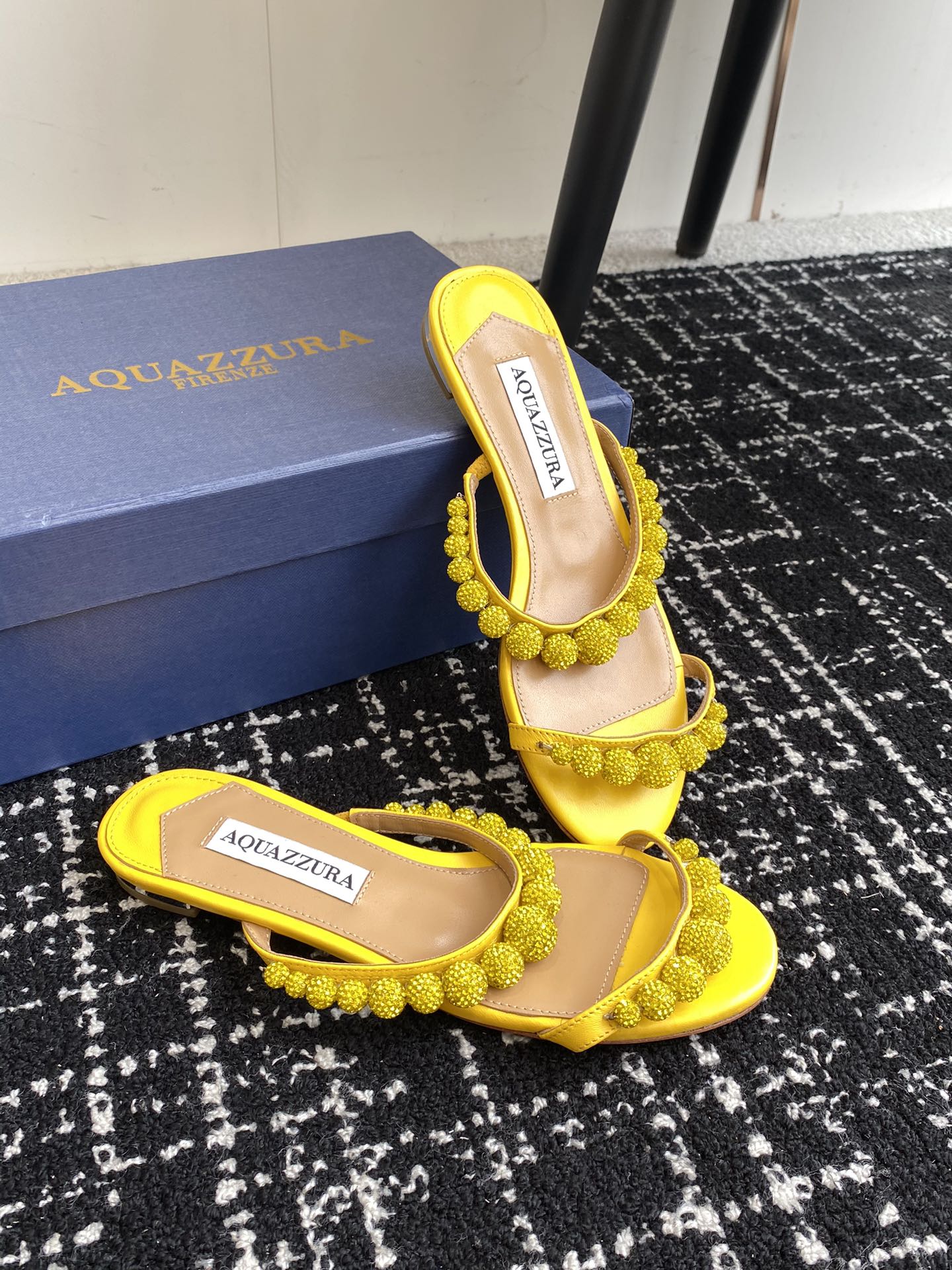 Aquazzura24ss惊艳火爆款菠萝王室贵族的钟爱雍容华贵气质高雅到手如图柜级品质璀璨别致水钻饰扣小