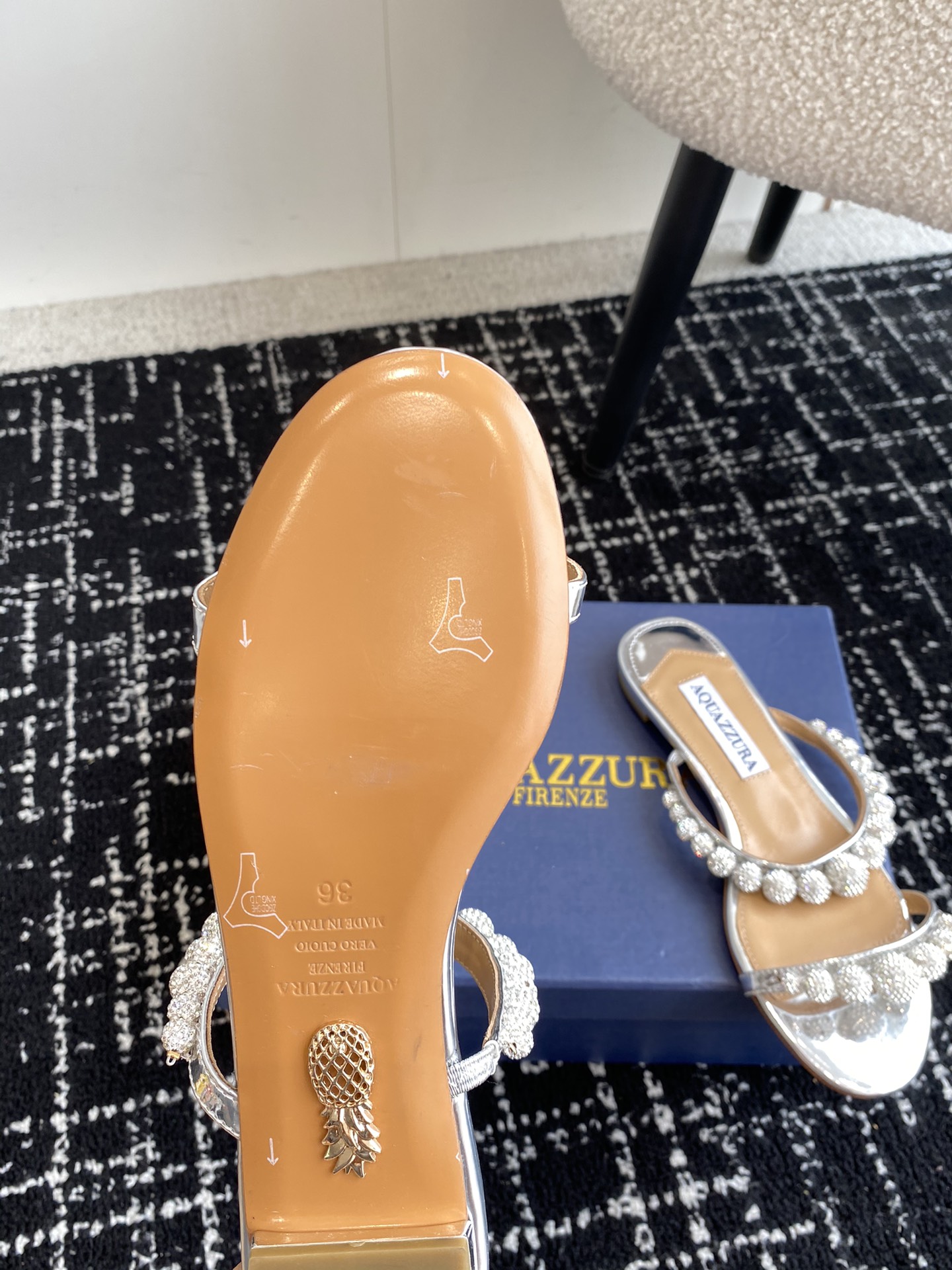 Aquazzura24ss惊艳火爆款菠萝王室贵族的钟爱雍容华贵气质高雅到手如图柜级品质璀璨别致水钻饰扣小