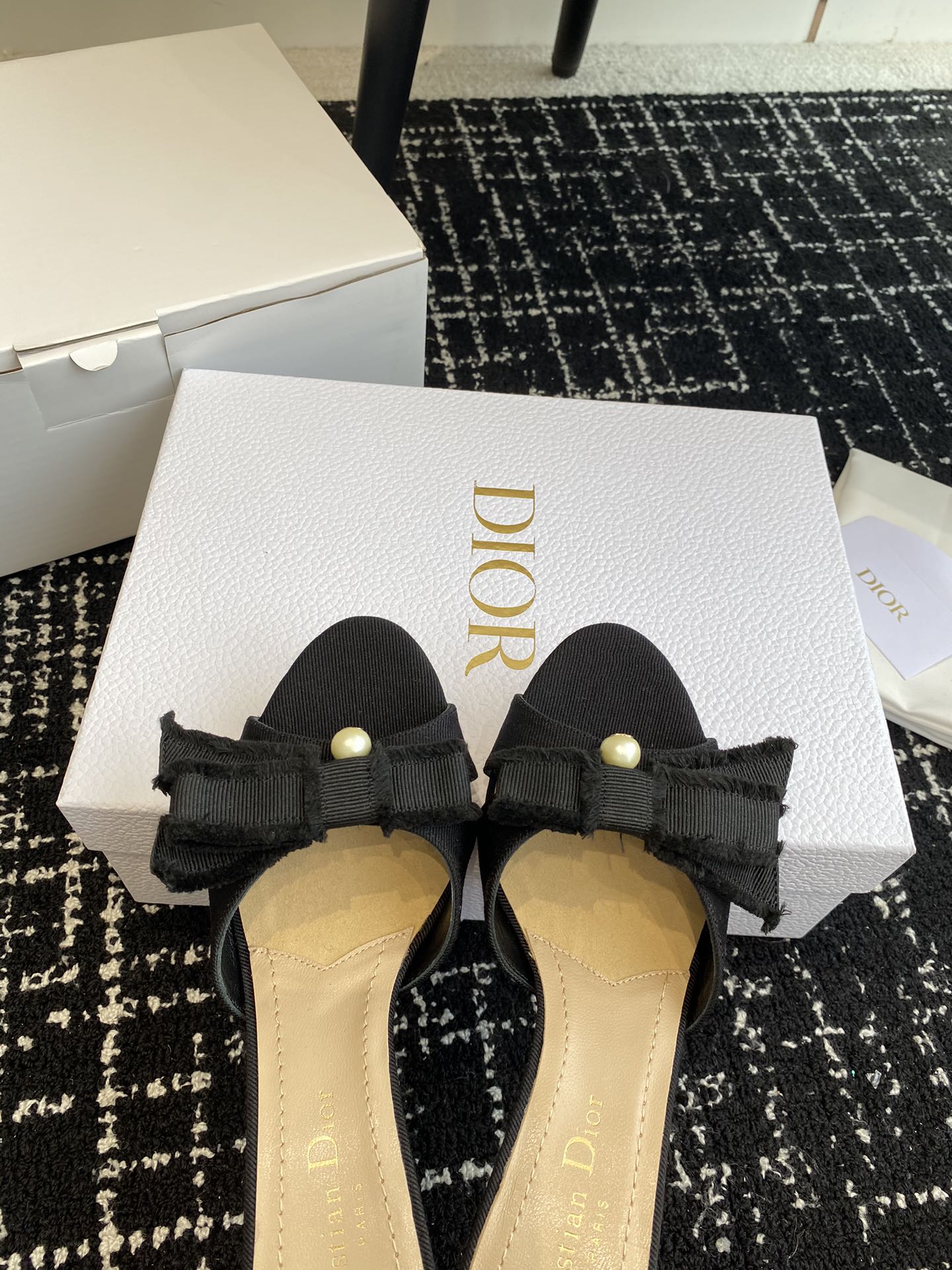 官网同步飞机盒️Dior24sscd家蝴蝶结珍珠高跟拖鞋cd倾情呈献ADIORABLE高跟鞋黑色流苏罗缎