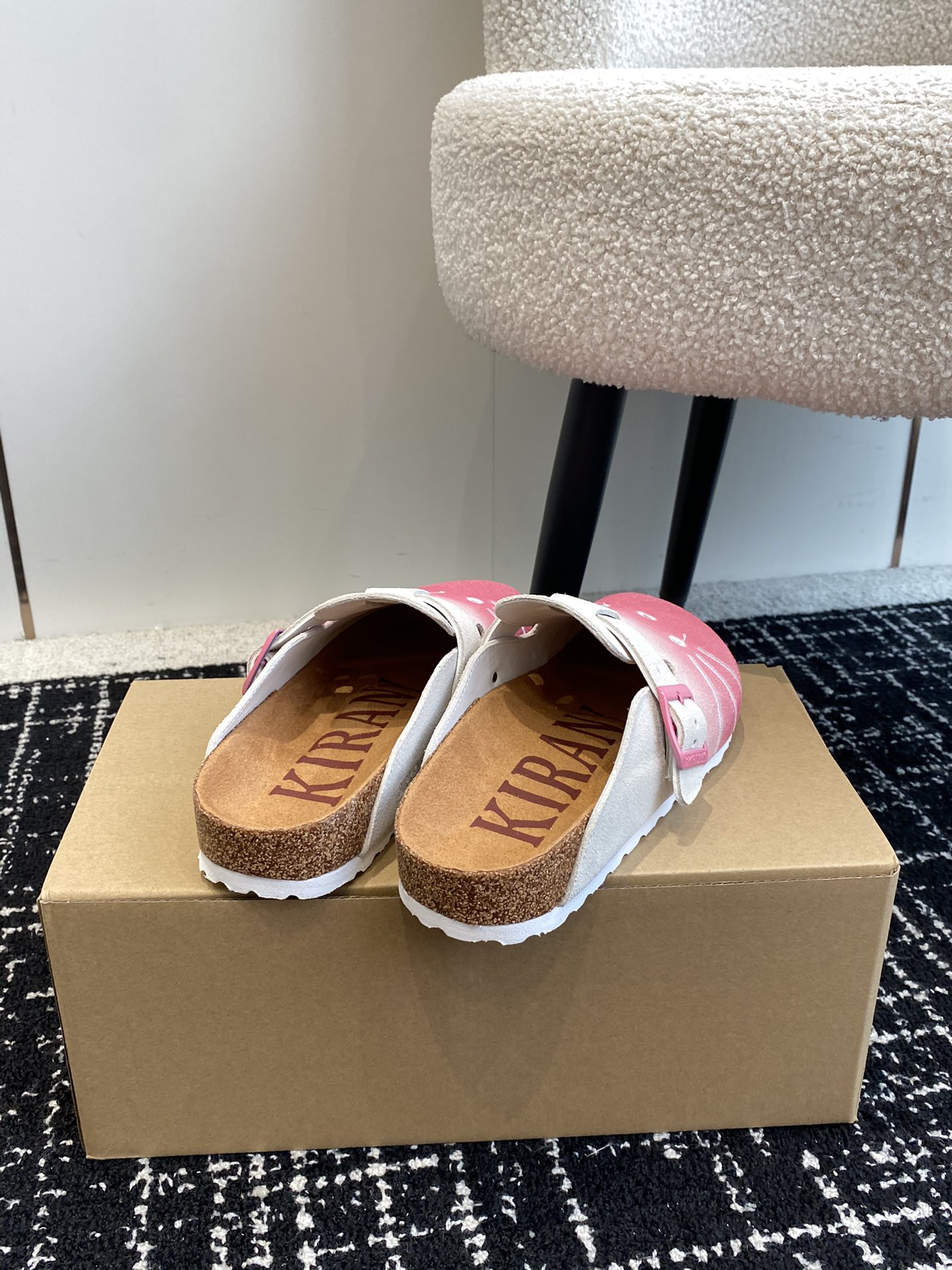 BIRKENSTOCKxHelloKitty联名博肯真软木潮流时尚休闲拖鞋人体工程学设计符合脚形的脚床软