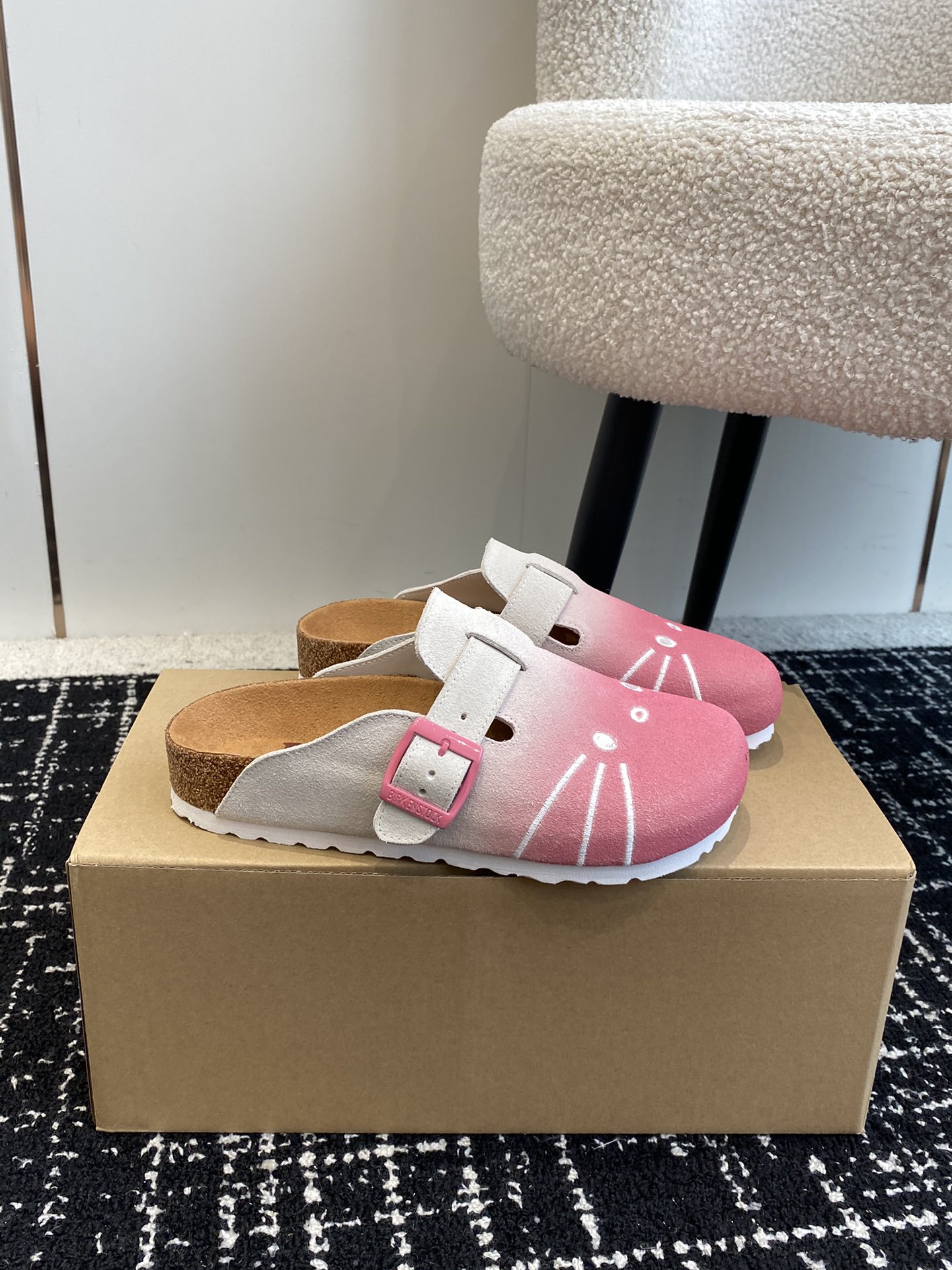 BIRKENSTOCKxHelloKitty联名博肯真软木潮流时尚休闲拖鞋人体工程学设计符合脚形的脚床软