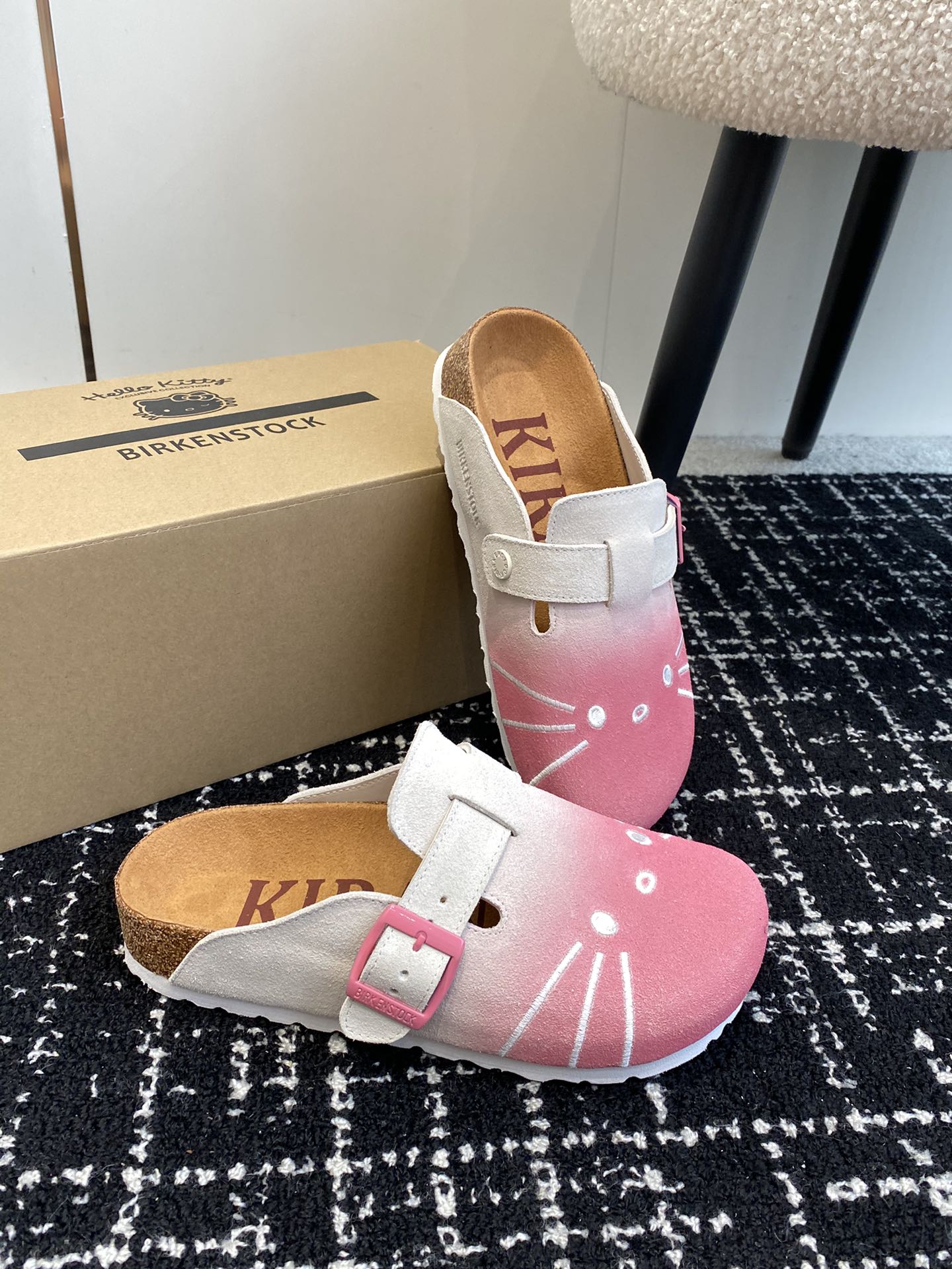 BIRKENSTOCKxHelloKitty联名博肯真软木潮流时尚休闲拖鞋人体工程学设计符合脚形的脚床软