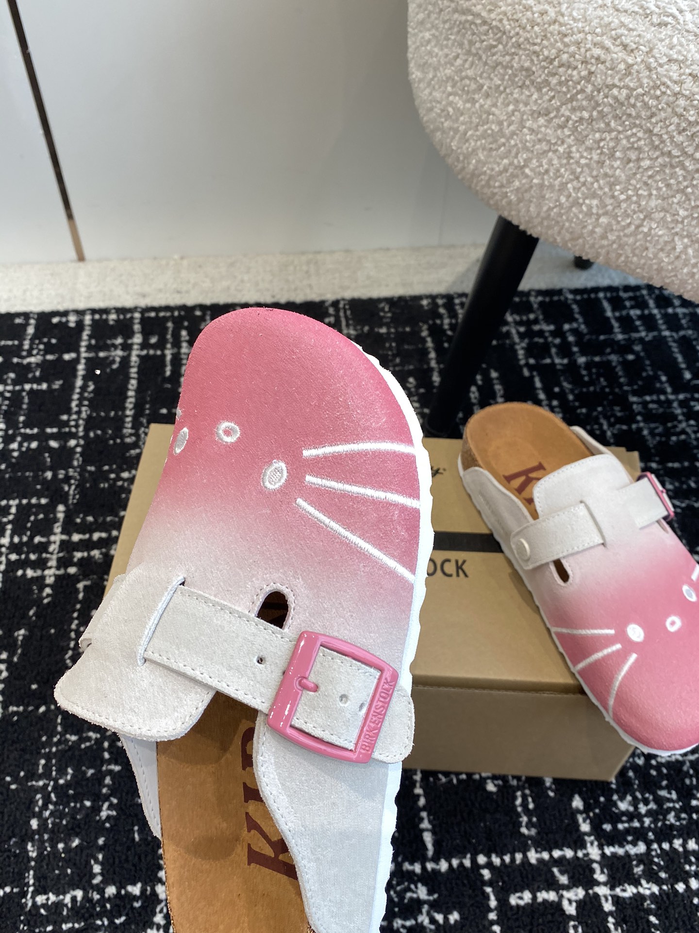 BIRKENSTOCKxHelloKitty联名博肯真软木潮流时尚休闲拖鞋人体工程学设计符合脚形的脚床软