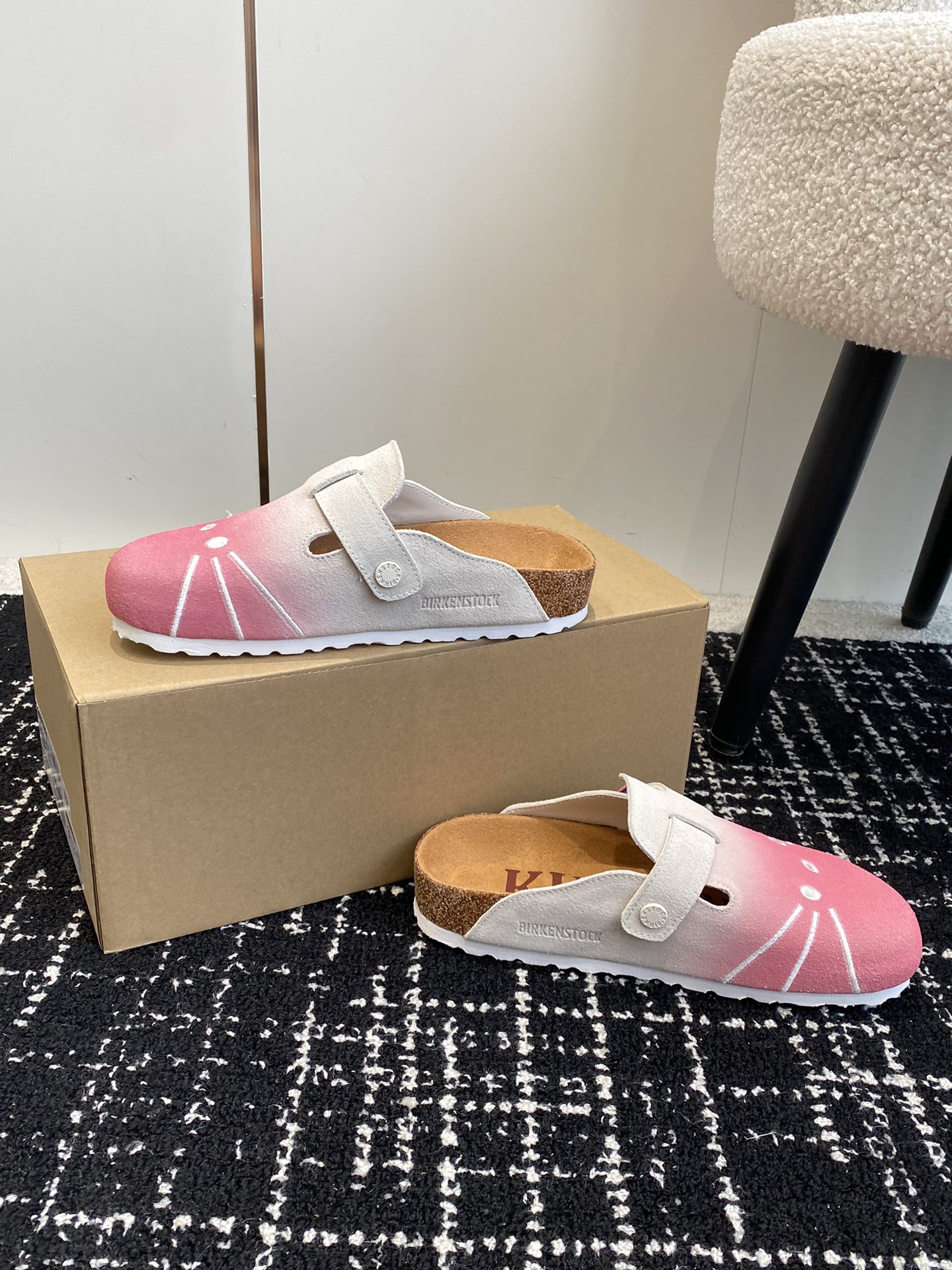 BIRKENSTOCKxHelloKitty联名博肯真软木潮流时尚休闲拖鞋人体工程学设计符合脚形的脚床软